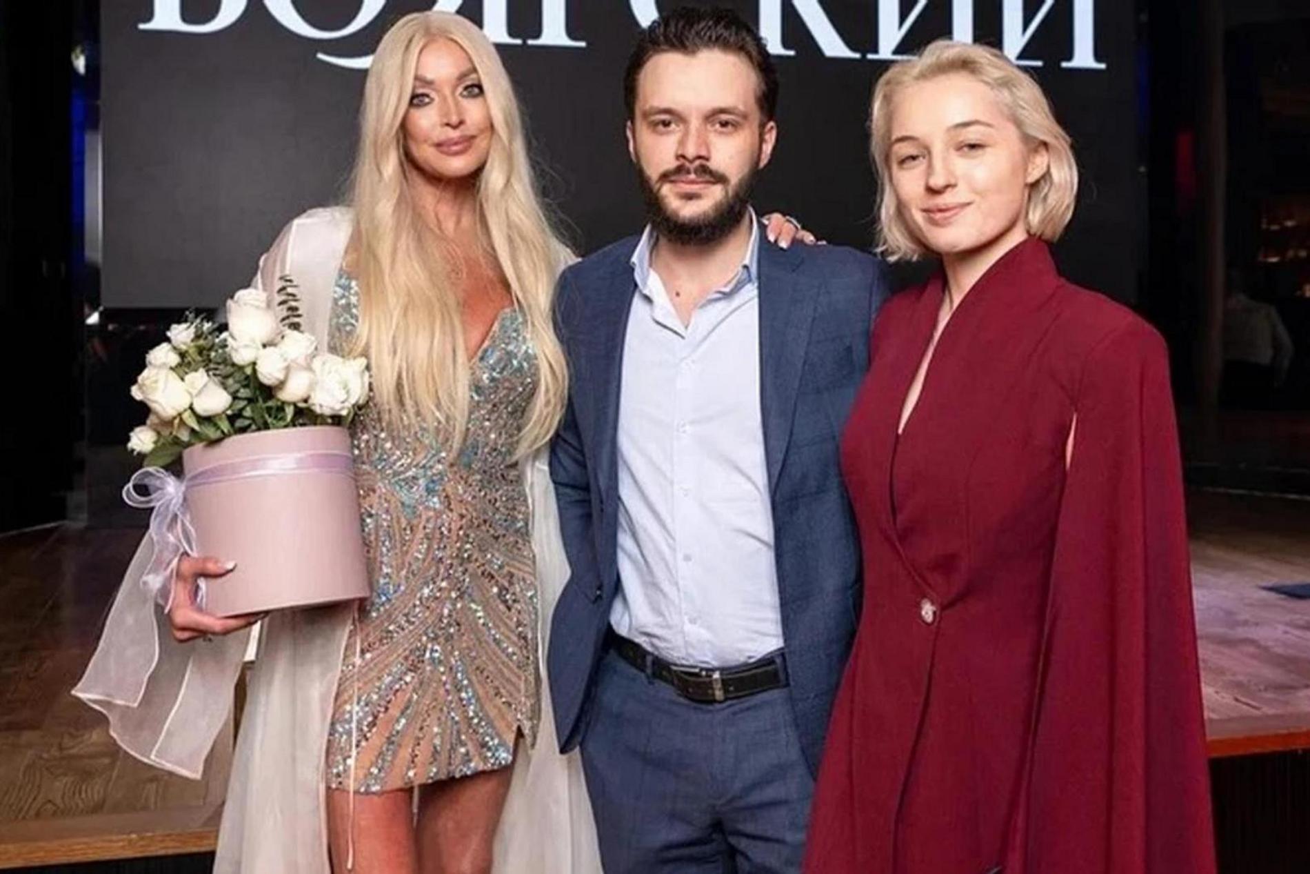 Анастасия Волочкова с дочерью Ариадной и её женихом Никитой. Фото: Инстаграм (запрещён в РФ) @volochkova_art