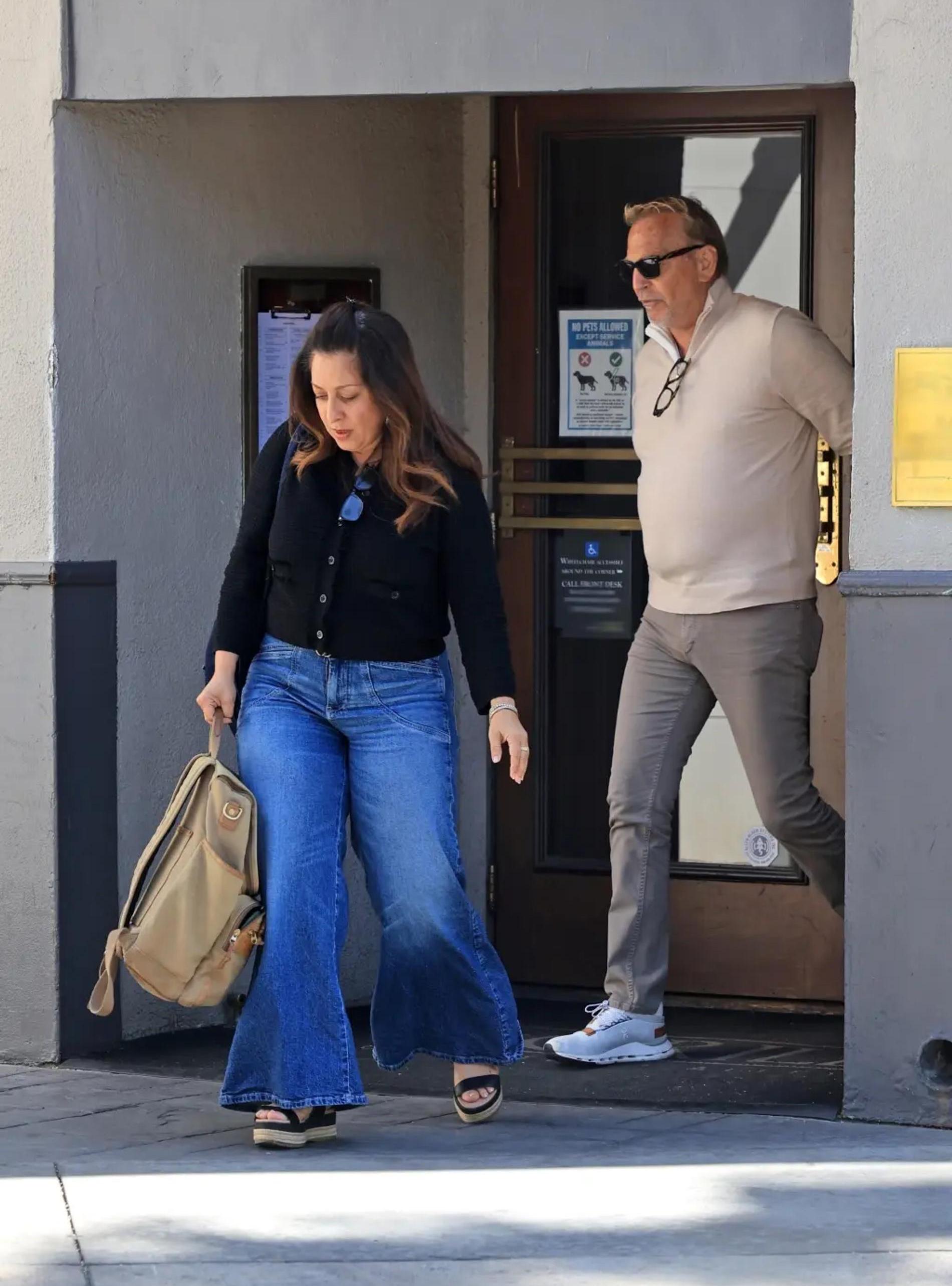 Кевин Костнер c помощницей. Фото: Backgrid