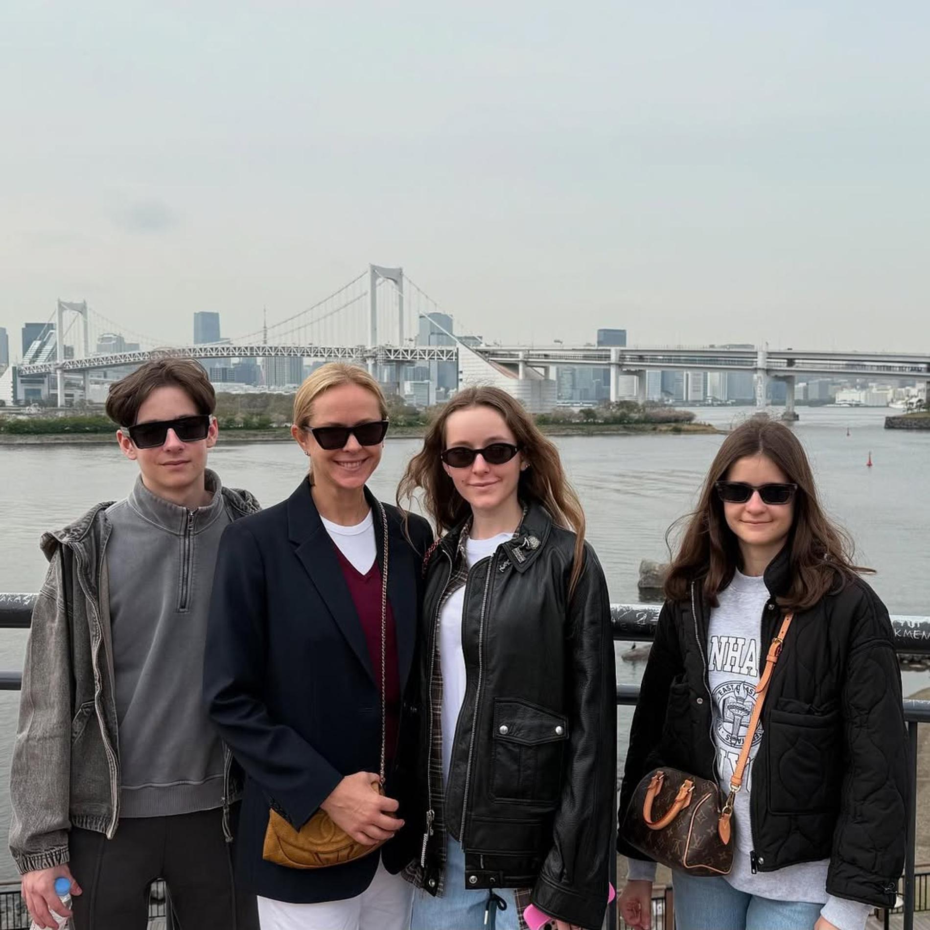 Экс-супруга Григория Лепса с их детьми в Японии. Фото: Инстаграм* @a.shaplykova