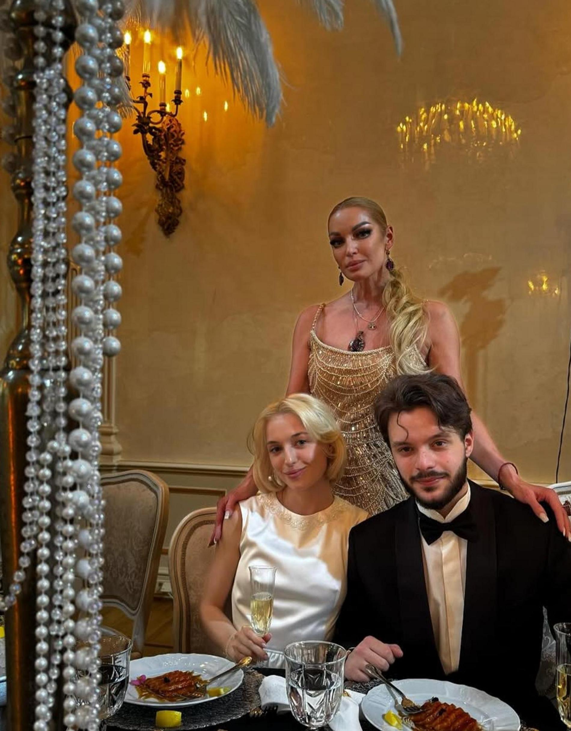 Анастасия Волочкова с дочерью и зятем. Фото: Инстаграм* @volochkova_art