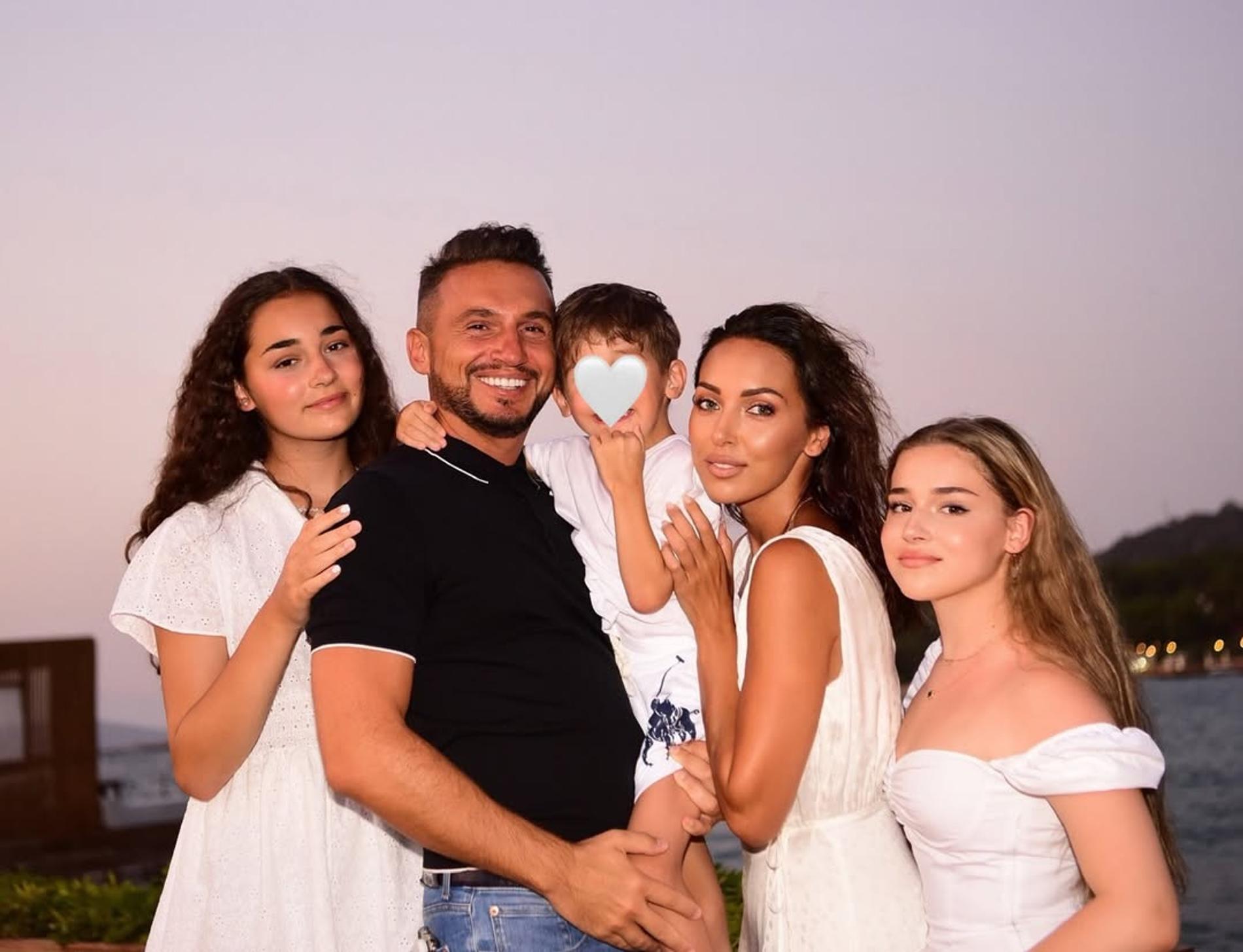 Ян Абрамов и Алсу с детьми Сафиной, Микеллой и Рафаэлем. Фото: Инстаграм* @alsou_a