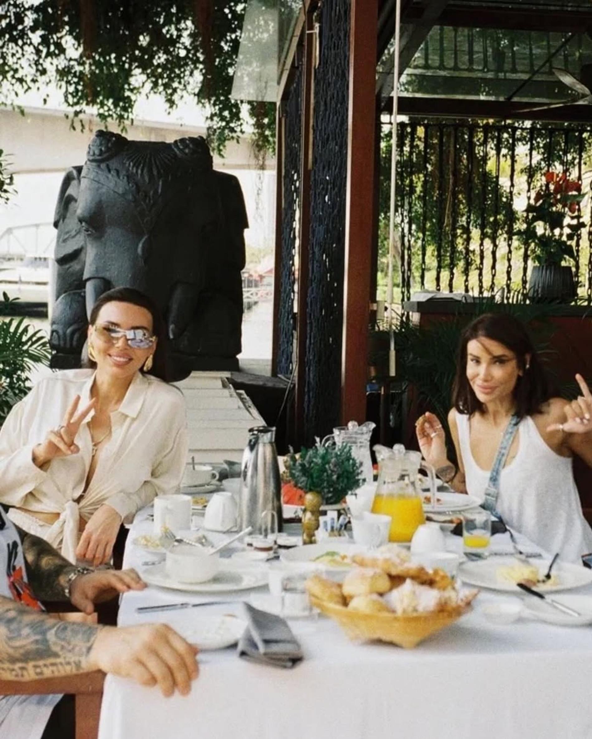 Оксана Самойлова и Айза-Лилуна Ай. Фото: Инстаграм* @aizalovesam