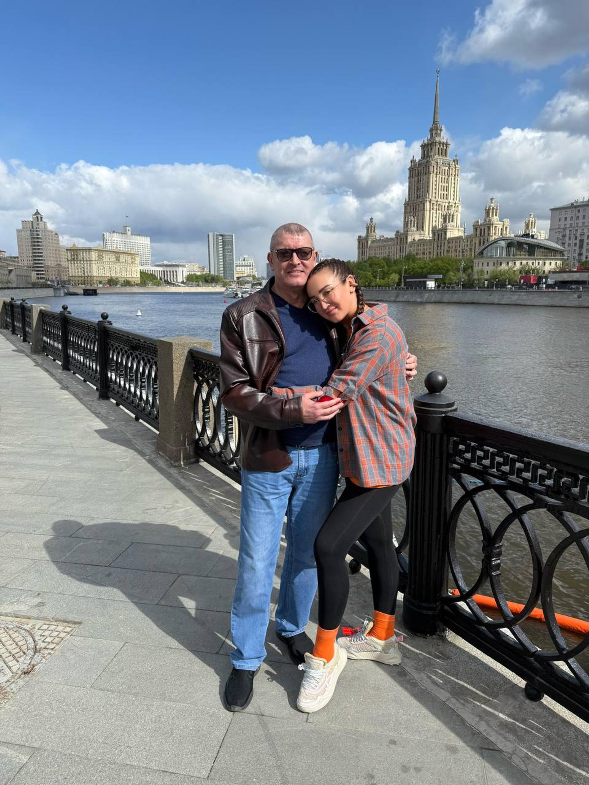 Ольга Бузова с папой в Москве прощаются перед её долгой поездкой. Фото: Telegram-канал Ольги Бузовой
