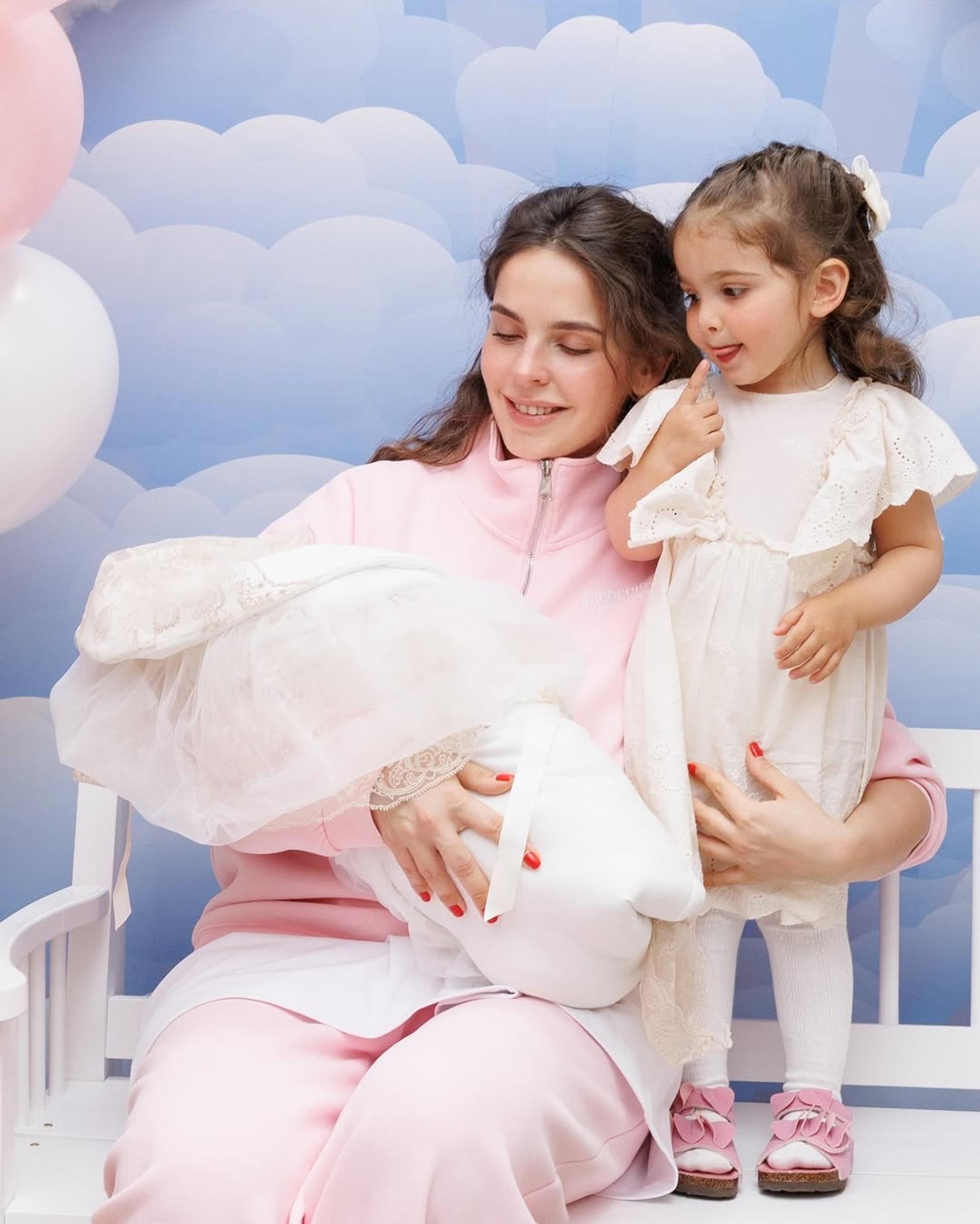 Лиза Моряк с дочерьми. Фото: Инстаграм* @sarik_andreasyan