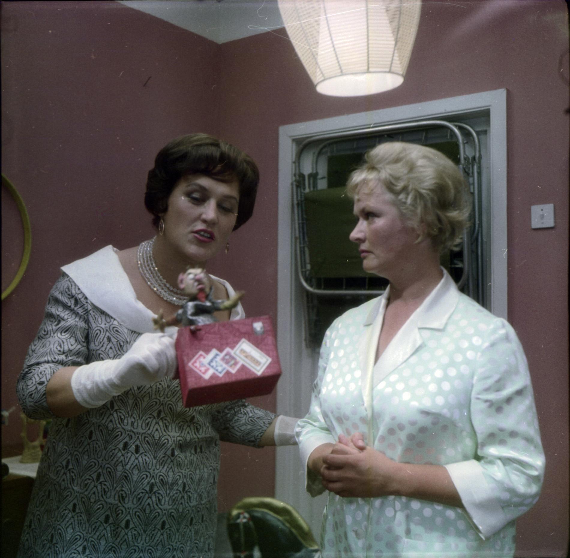 Нонна Мордюкова и Нина Гребешкова. Кадр из Фильма "Бриллиантовая Рука" (1968). Фото: Legion-Media