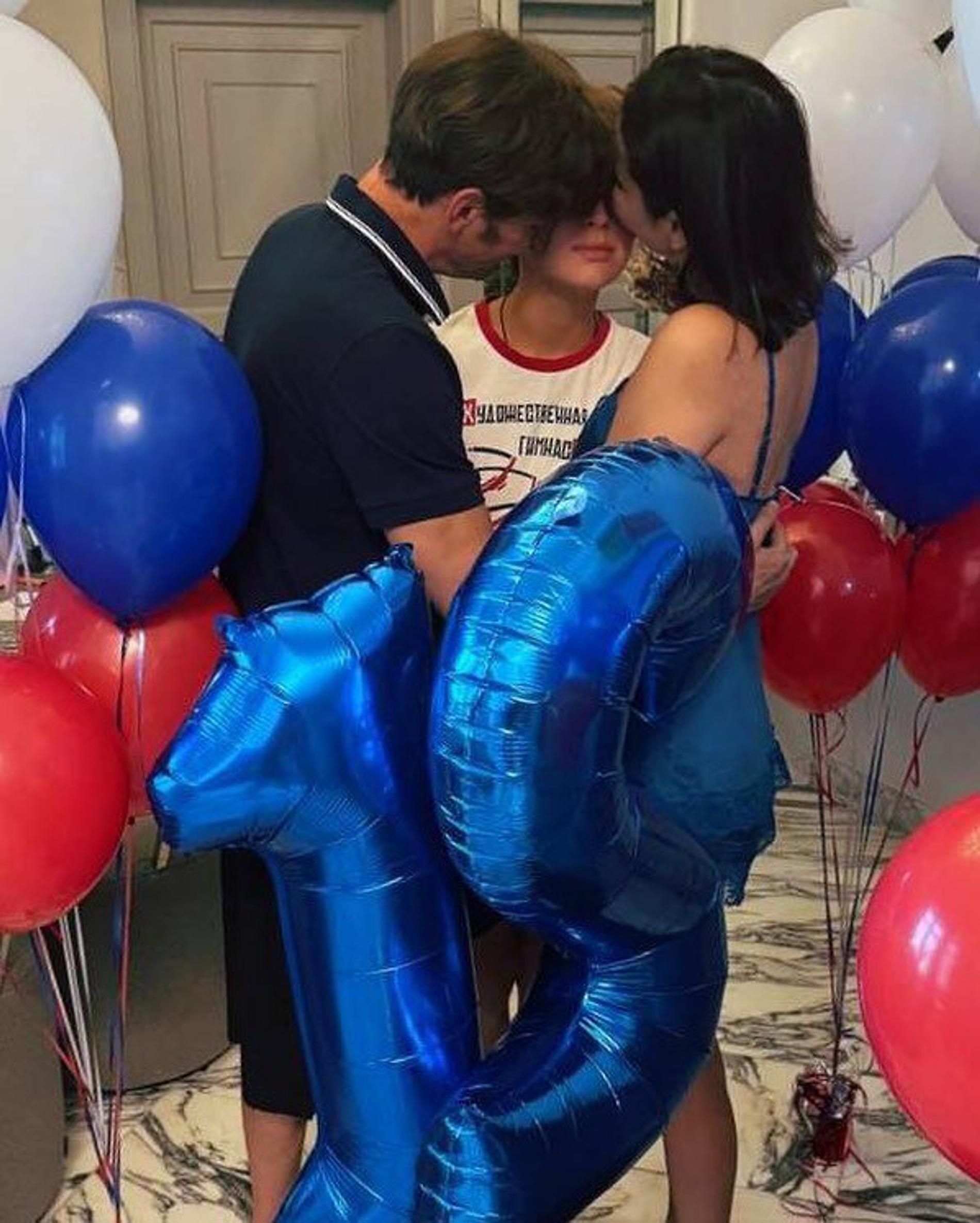 Утяшева и Воля с сыном Робертом. Фото: Инстаграм* @liasanutiasheva