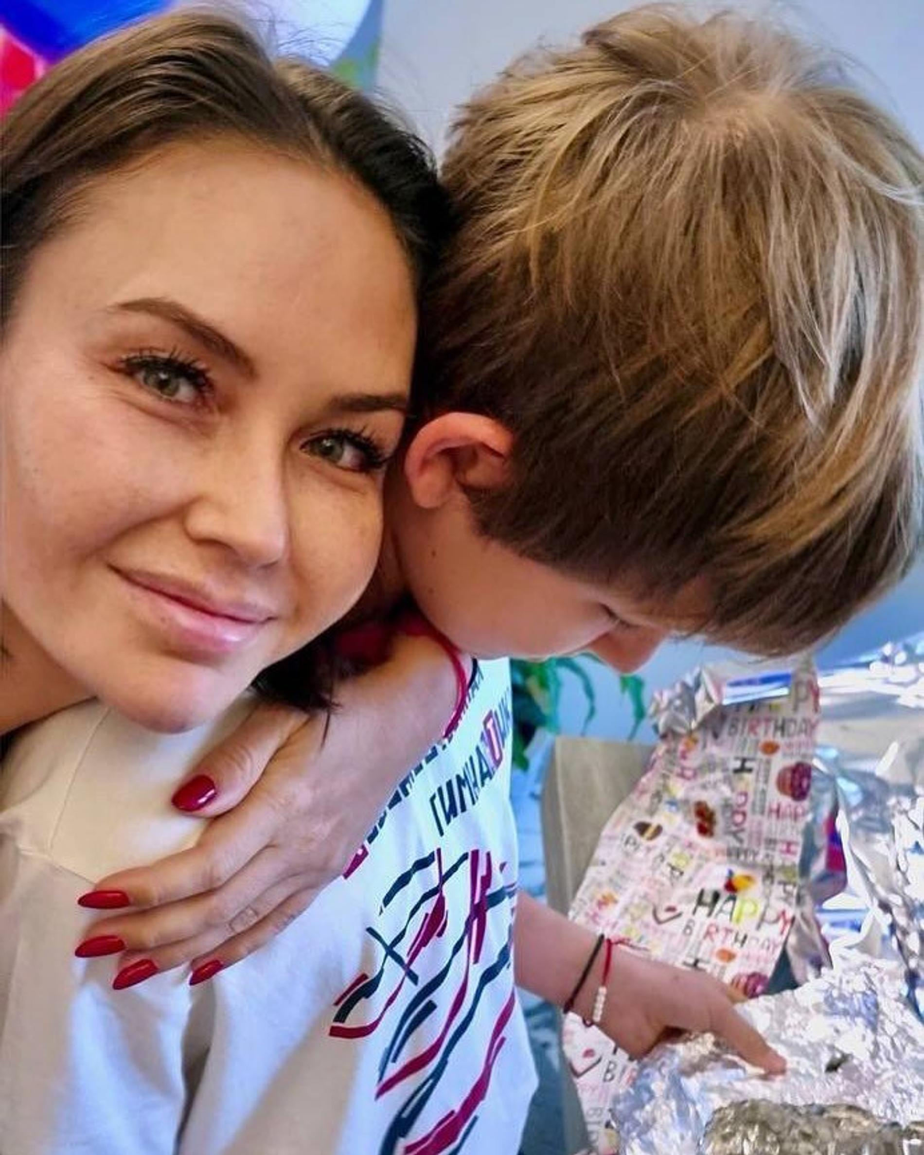 Утяшева с сыном Робертом. Фото: Инстаграм* @liasanutiasheva