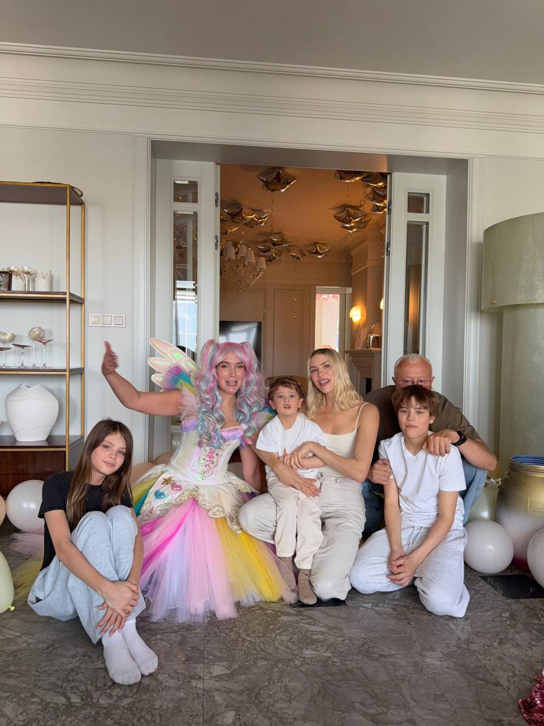 Лена Перминова и Александр Лебедев с детьми. Фото: телеграм @lenaperminova_official