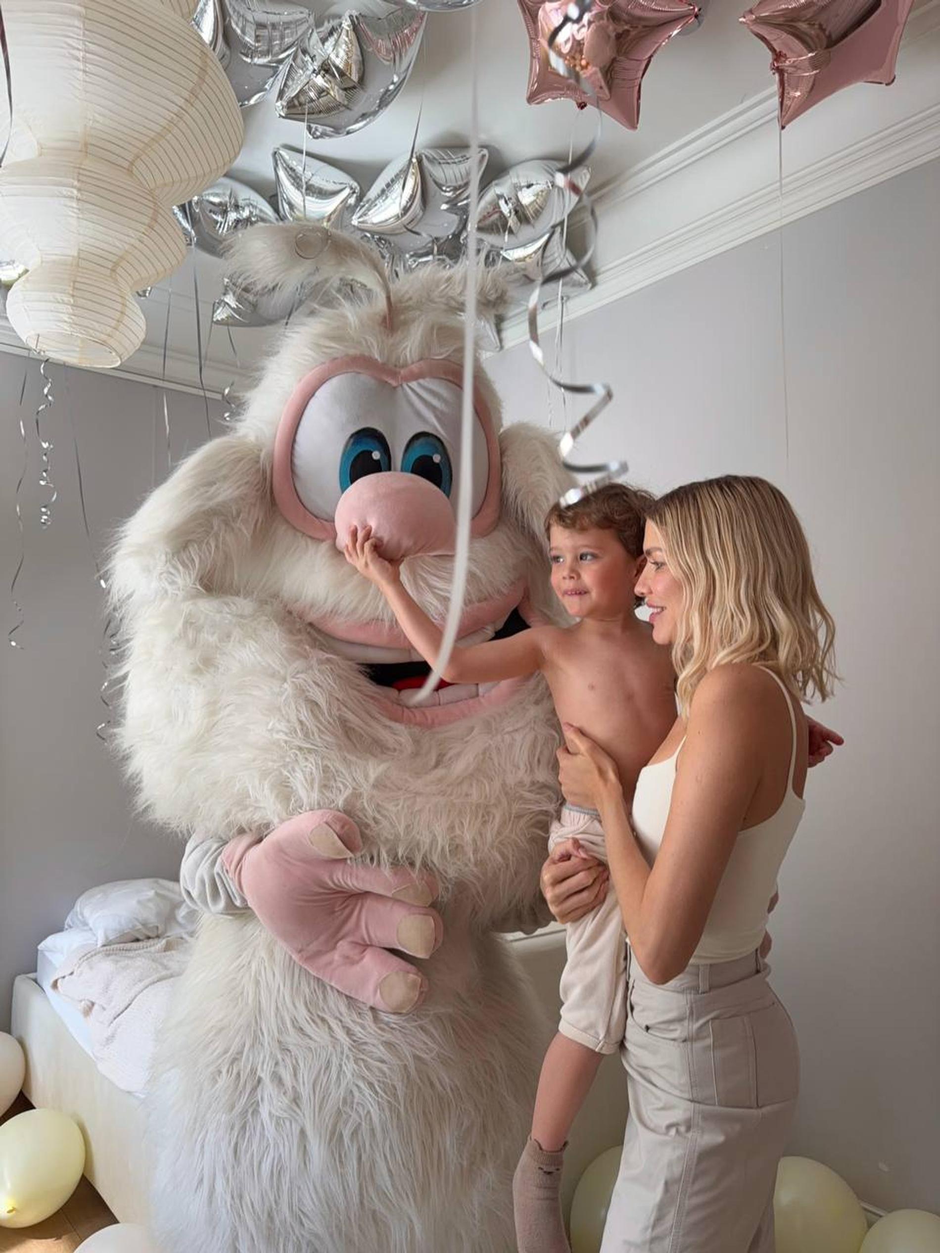 Лена Перминова с младшим сыном Сашей. Фото: телеграм @lenaperminova_official