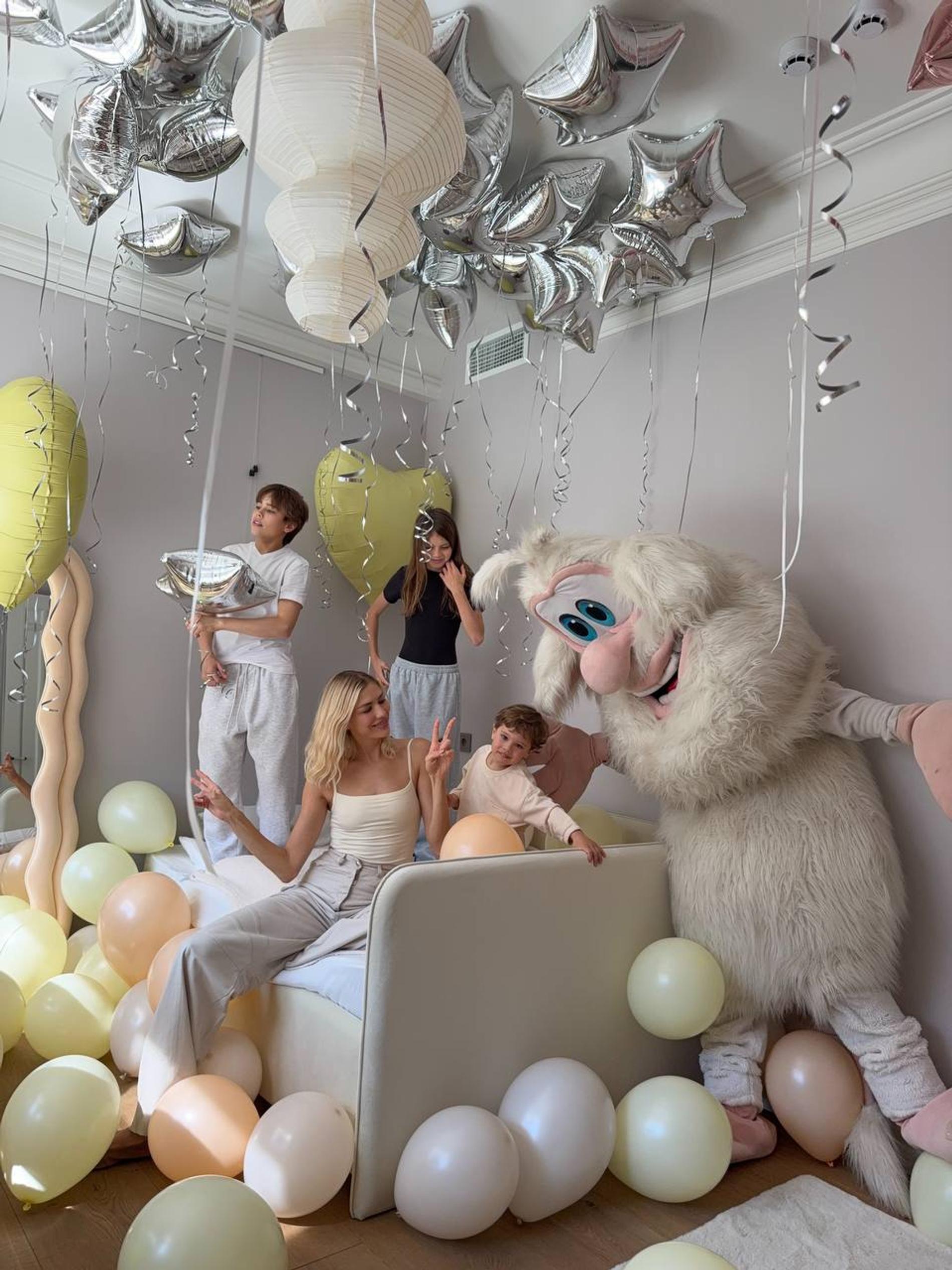 Лена Перминова с детьми. Фото: телеграм @lenaperminova_official