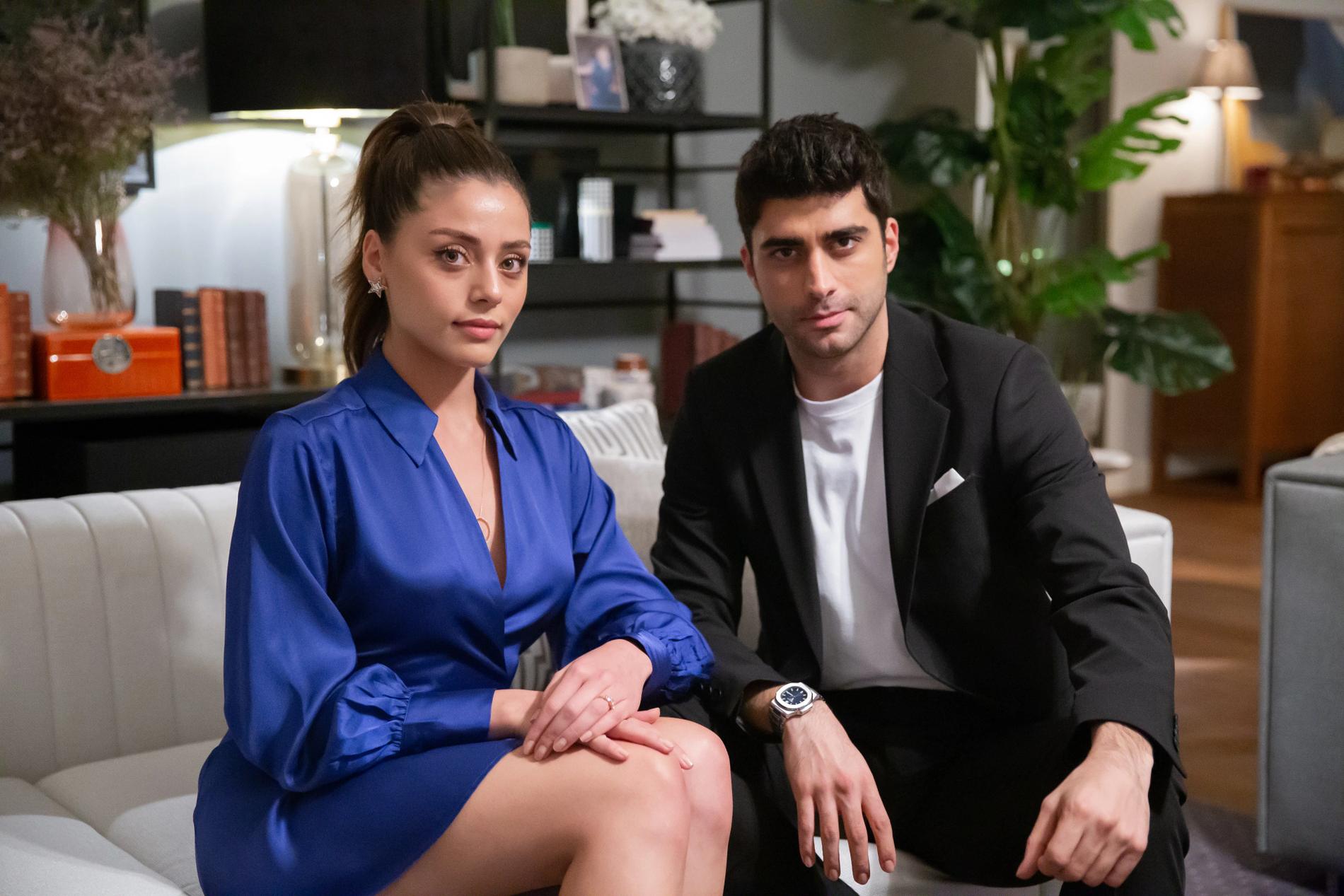 Барыш Кылыч и Эврим Аласья в сериале «Клюквенный щербет». Кадр из сериала