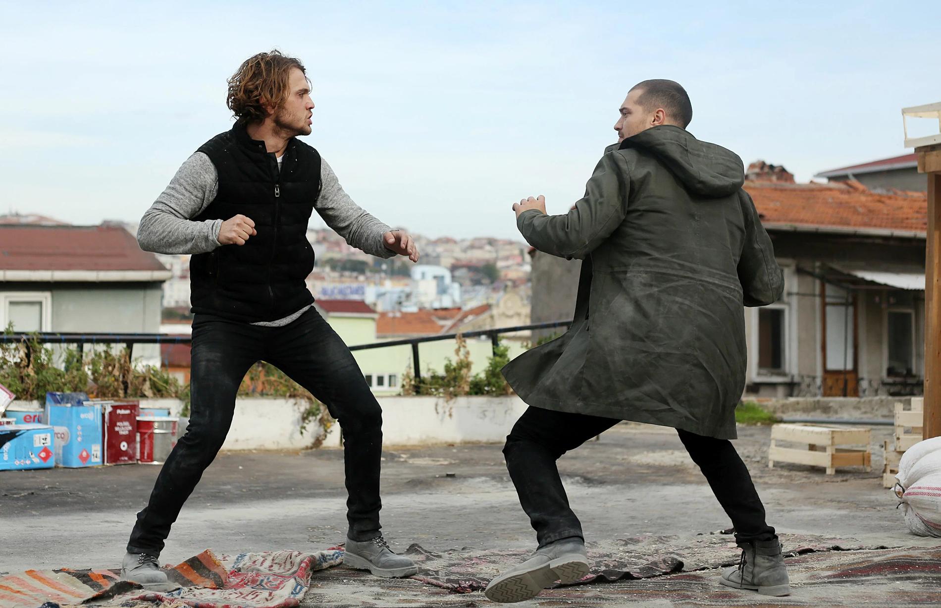 Арас Булут Ийнемли и Чагатай Улусой в сериале «Внутри». Кадр из сериала