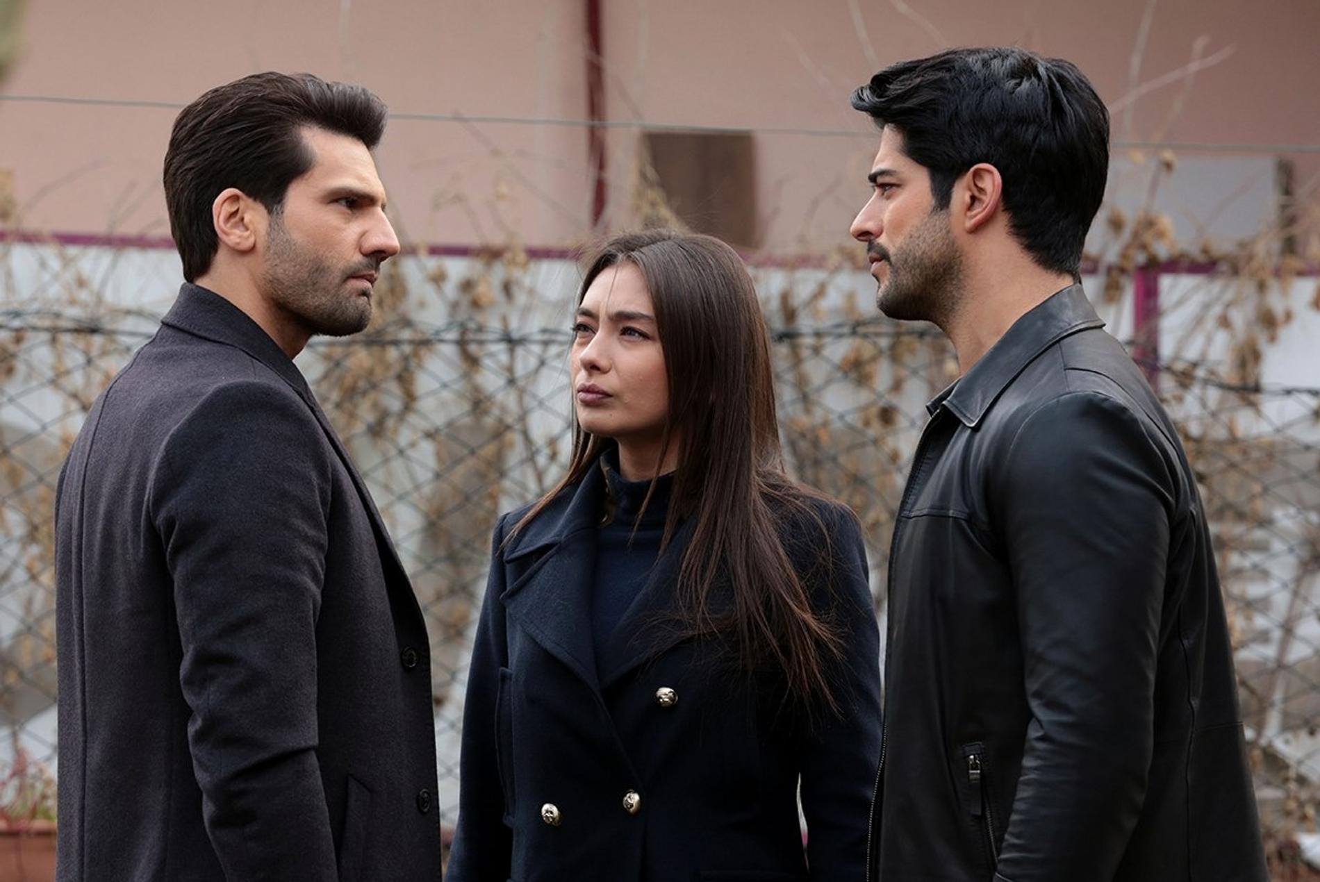 Каан Урганджиоглу, Неслихан Атагюль и Бурак Озчивит в сериале «Чёрная любовь». Кадр из сериала