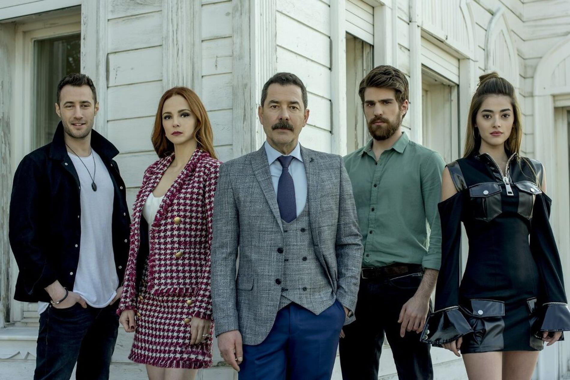 Озан Долунай, Мине Тугай, Фикрет Кушкан, Беркер Гювен и Симай Барлас в сериале «Жестокий Стамбул». Постер к сериалу