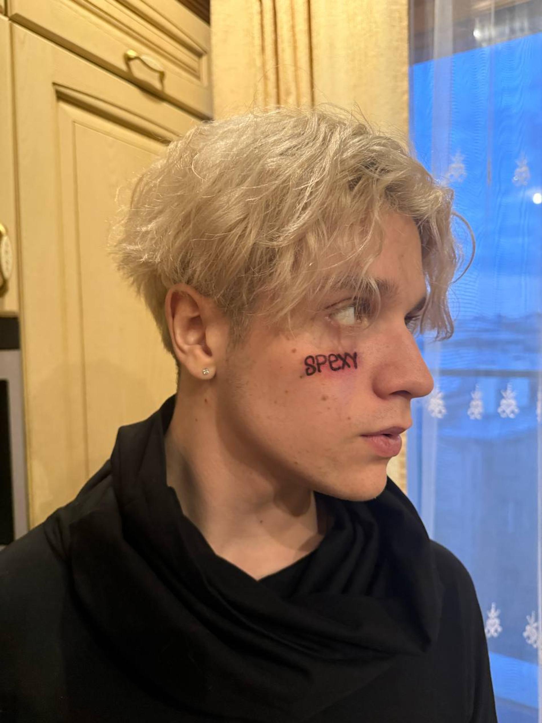 Младший сын Татьяны Булановой набил татуировку на лице. Фото: Телеграм @Bulanow02