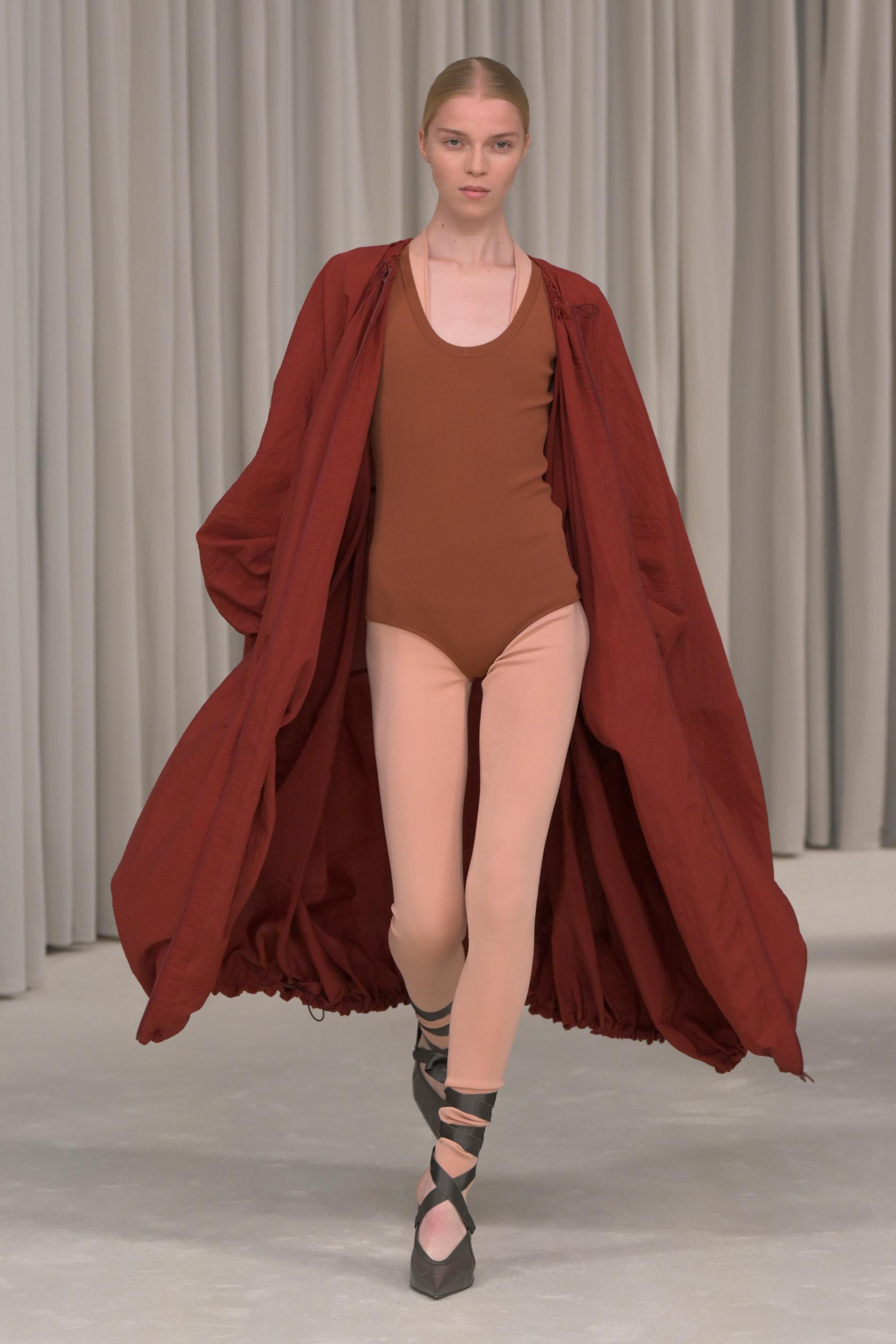 Модель на показе Ferragamo весна 2025 в Милане. Фото: Getty Images