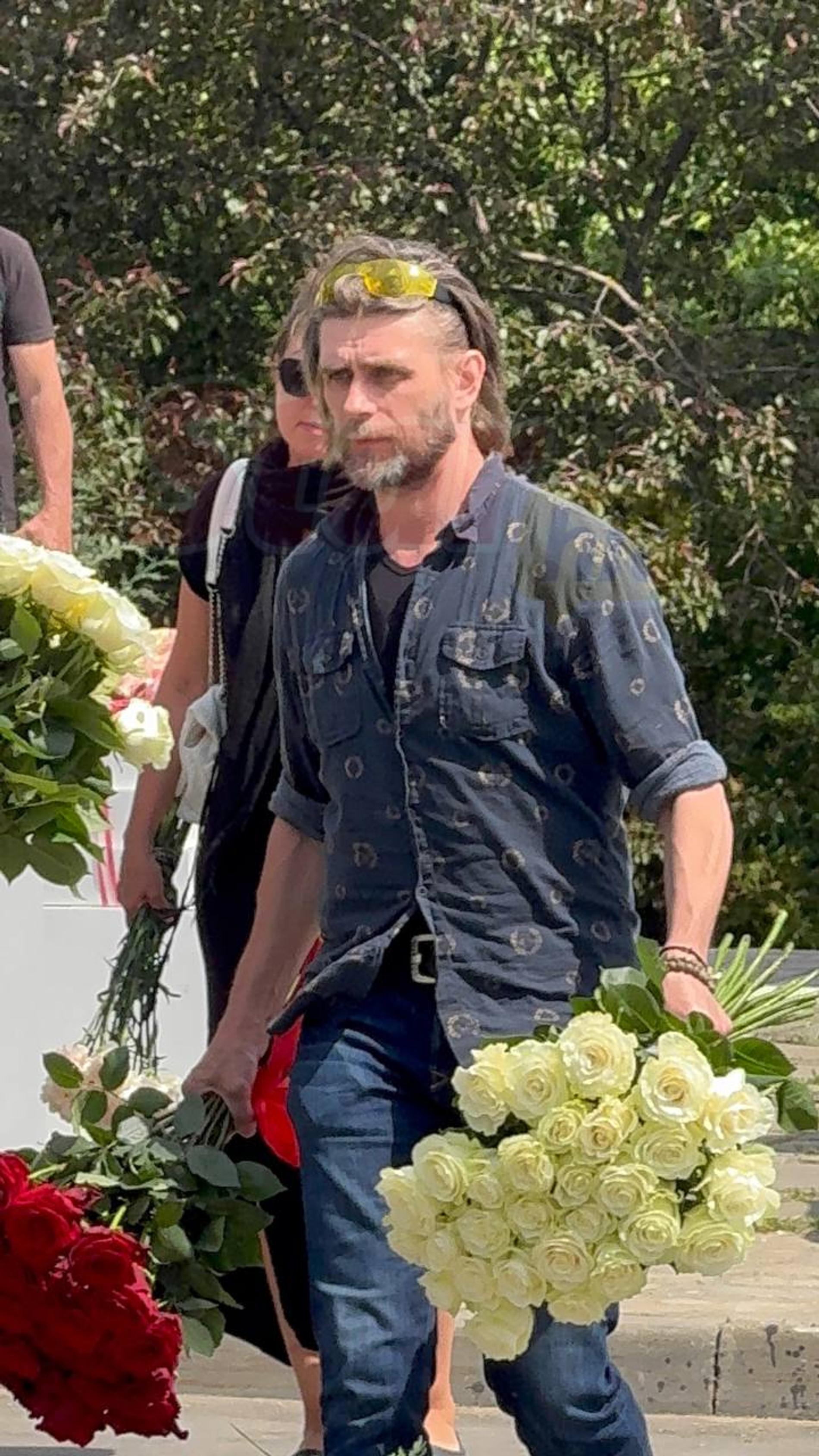 Пётр Чернышёв приехал на могилу Анастасии Заворотнюк в годовщину её смерти. «СтарХит»