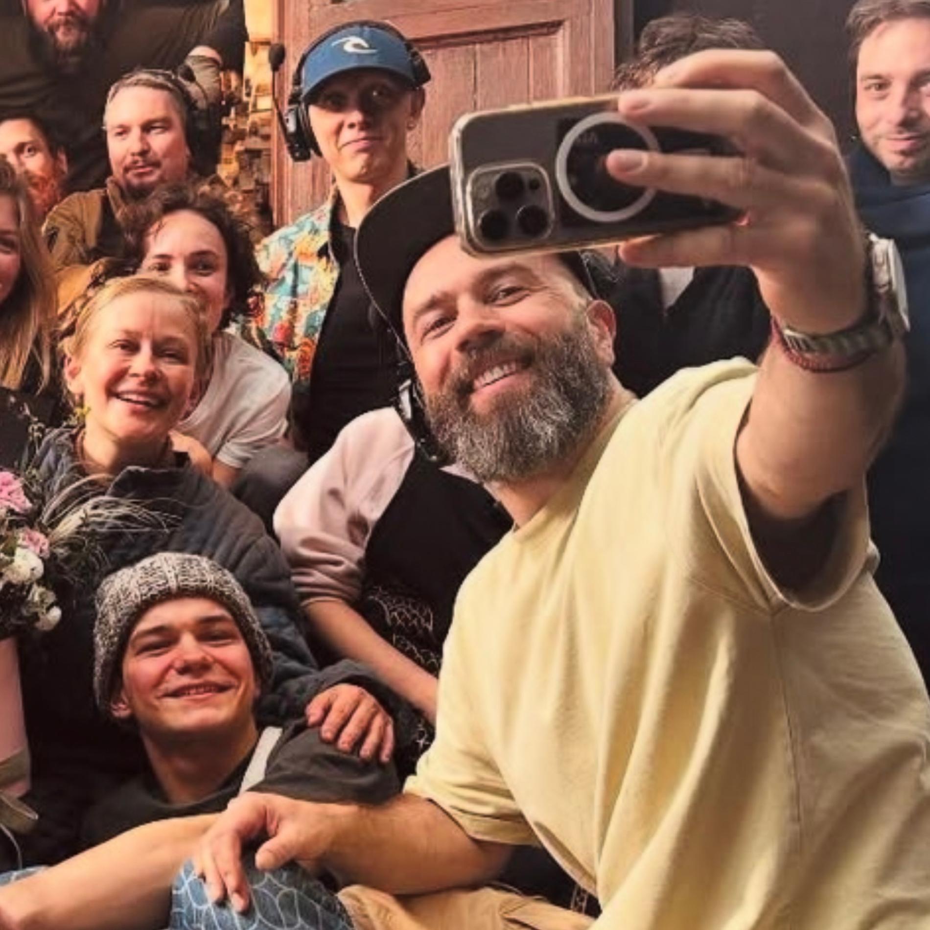 Михаил Милашин, Юлия Пересильд с коллегами по съёмкам. Фото: Инстаграм (запрещён в РФ) @mikhail_milashin