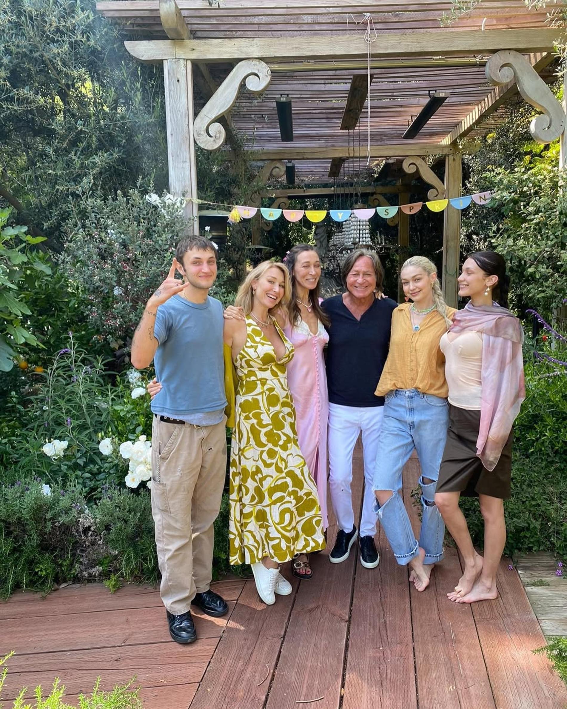 Мохамед Хадид (в центре) вместе со своими детьми — Анваром, Мариэль, Аланой, Джиджи и Беллой. Фото: Инстаграм* @mariellemama