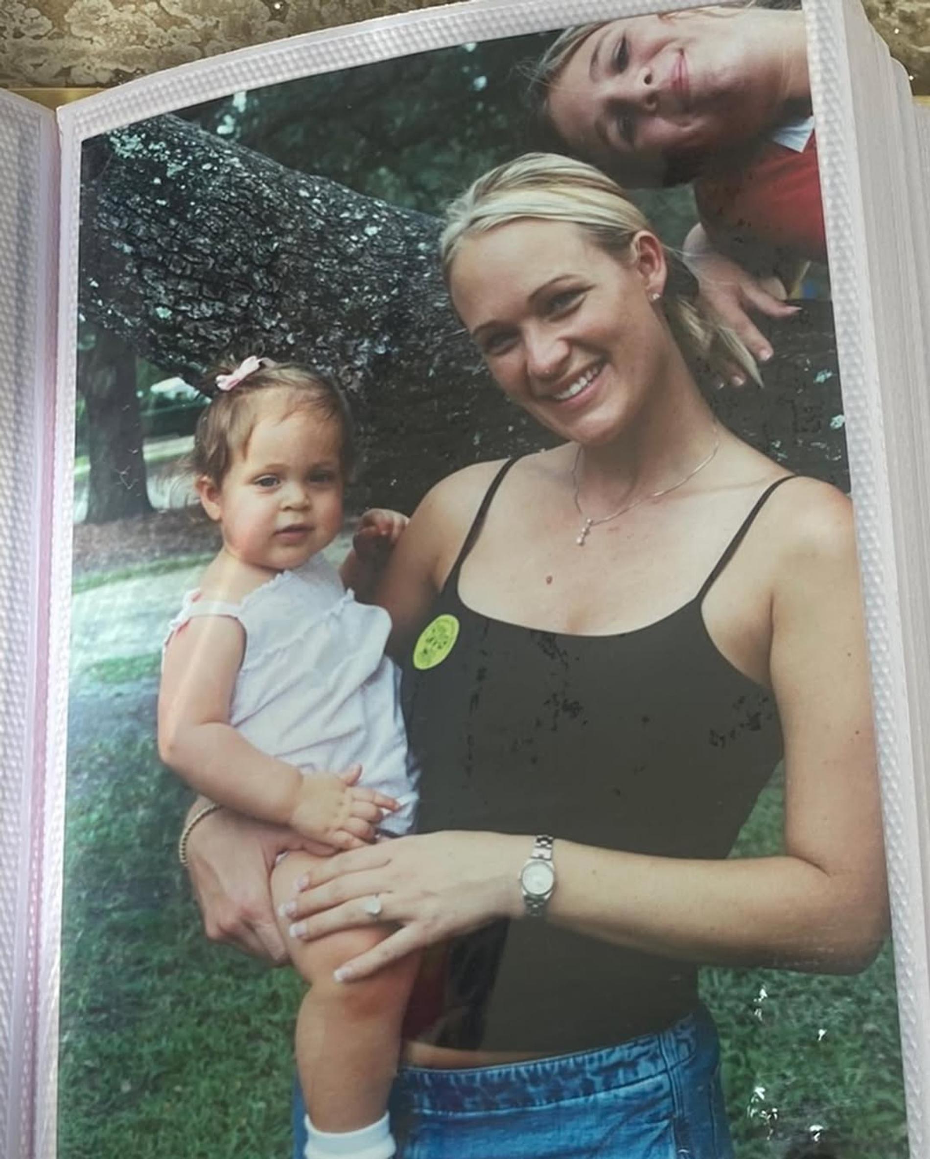 Айдан Никс в дестве вместе со своей мамой Терри Хэтфилд Далл. Фото: Инстаграм* @toospoiled