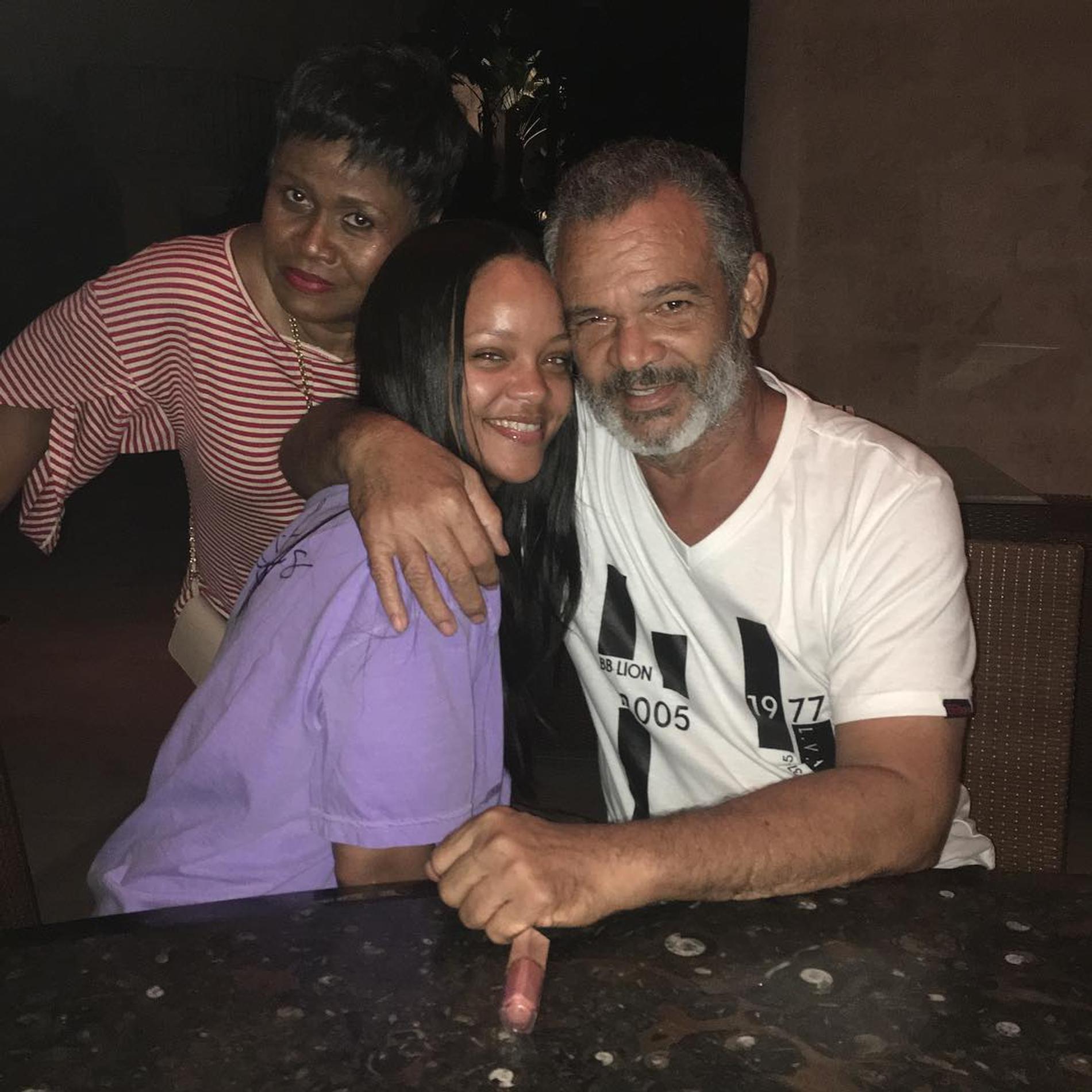 Рианна с родителями Моникой Брэйтвэйт и Рональдом Фенти. Фото: Инстаграм (запрещён в РФ) @ronald.fenty