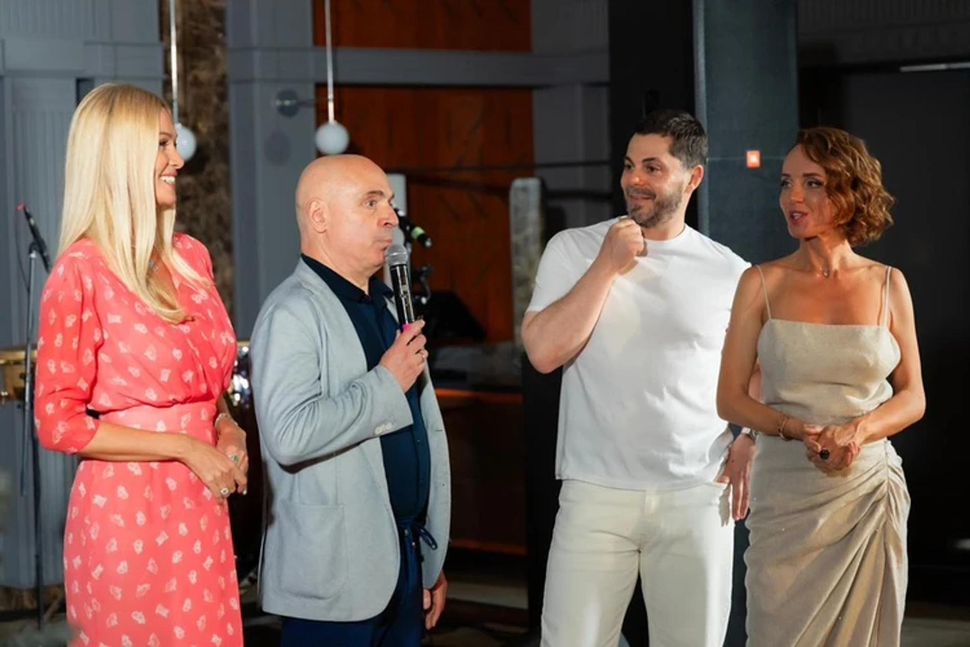 Виктория и Игорь с Михаилом и Евгенией Грушевскими на празднике по случаю 10-летия их свадьбы. Фото: «КП»