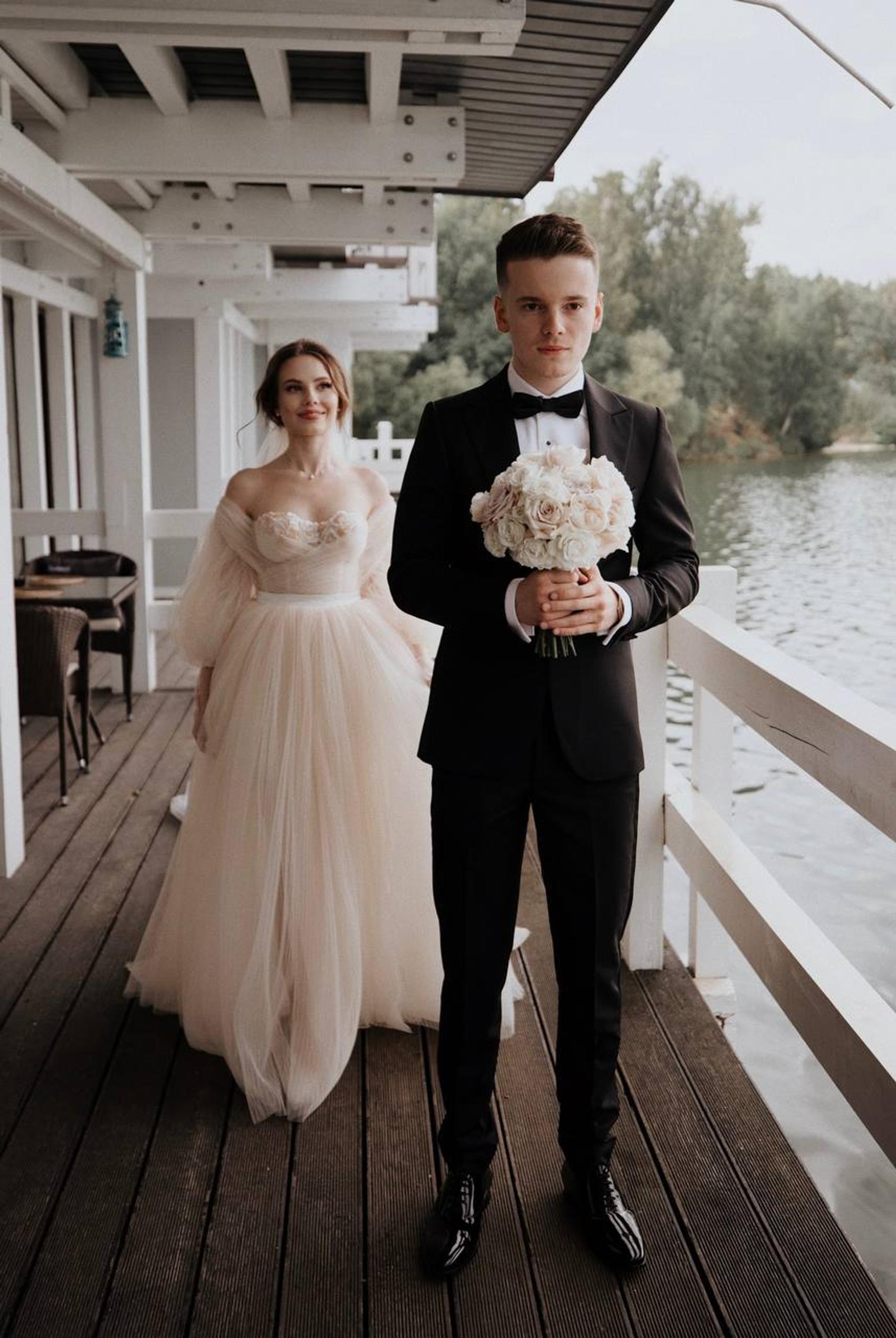 Свадьба Лианы Волковой и Арсения Шульгина. Замуж Лиана выходила уже после удаления имплантов. Фото: телеграм @lianashulginaa