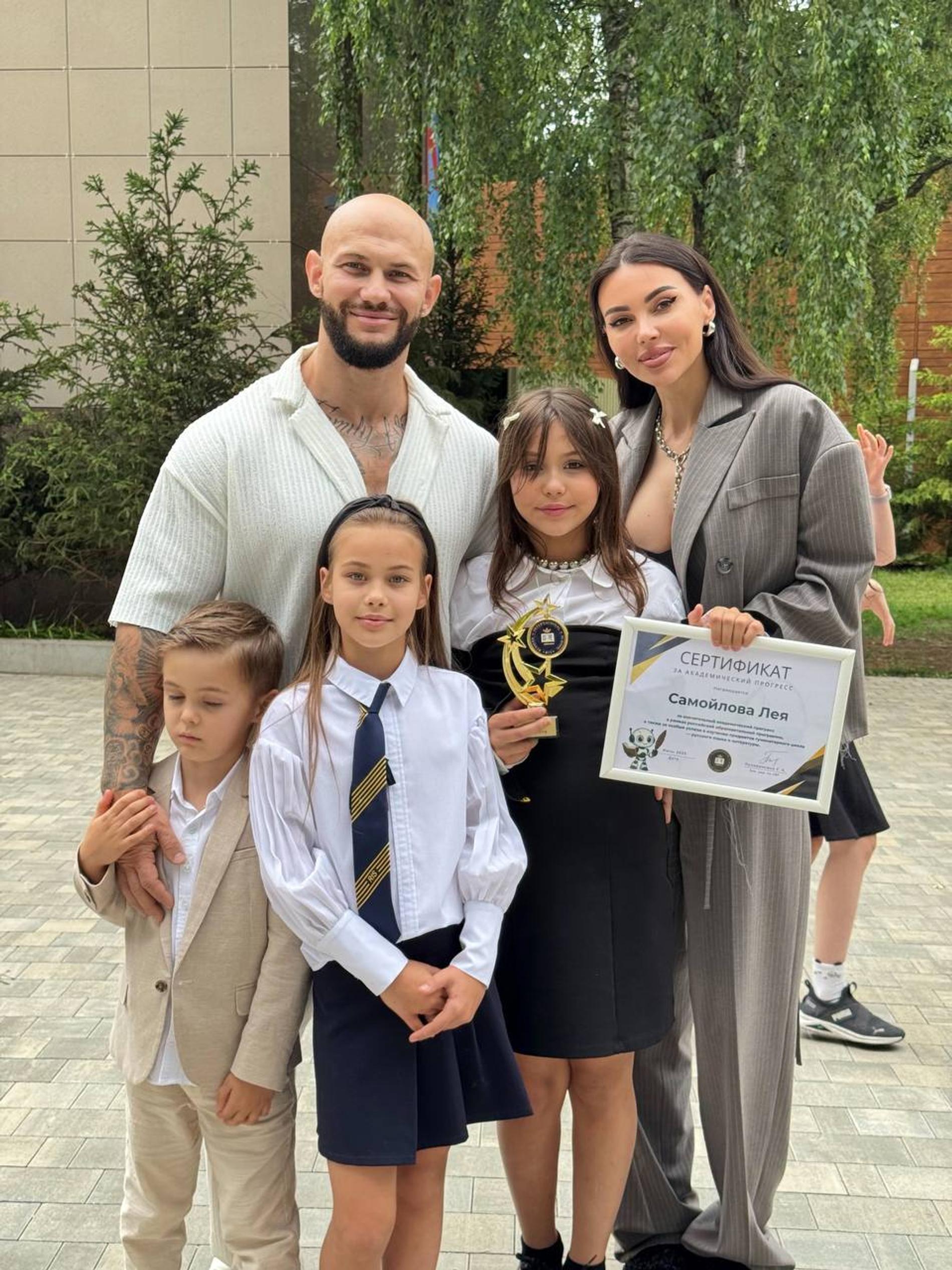 Джиган и Оксана Самойлова сыном Давидом и дочерьми Майей и Леей. Фото: Telegram-канал Оксаны Самойловой