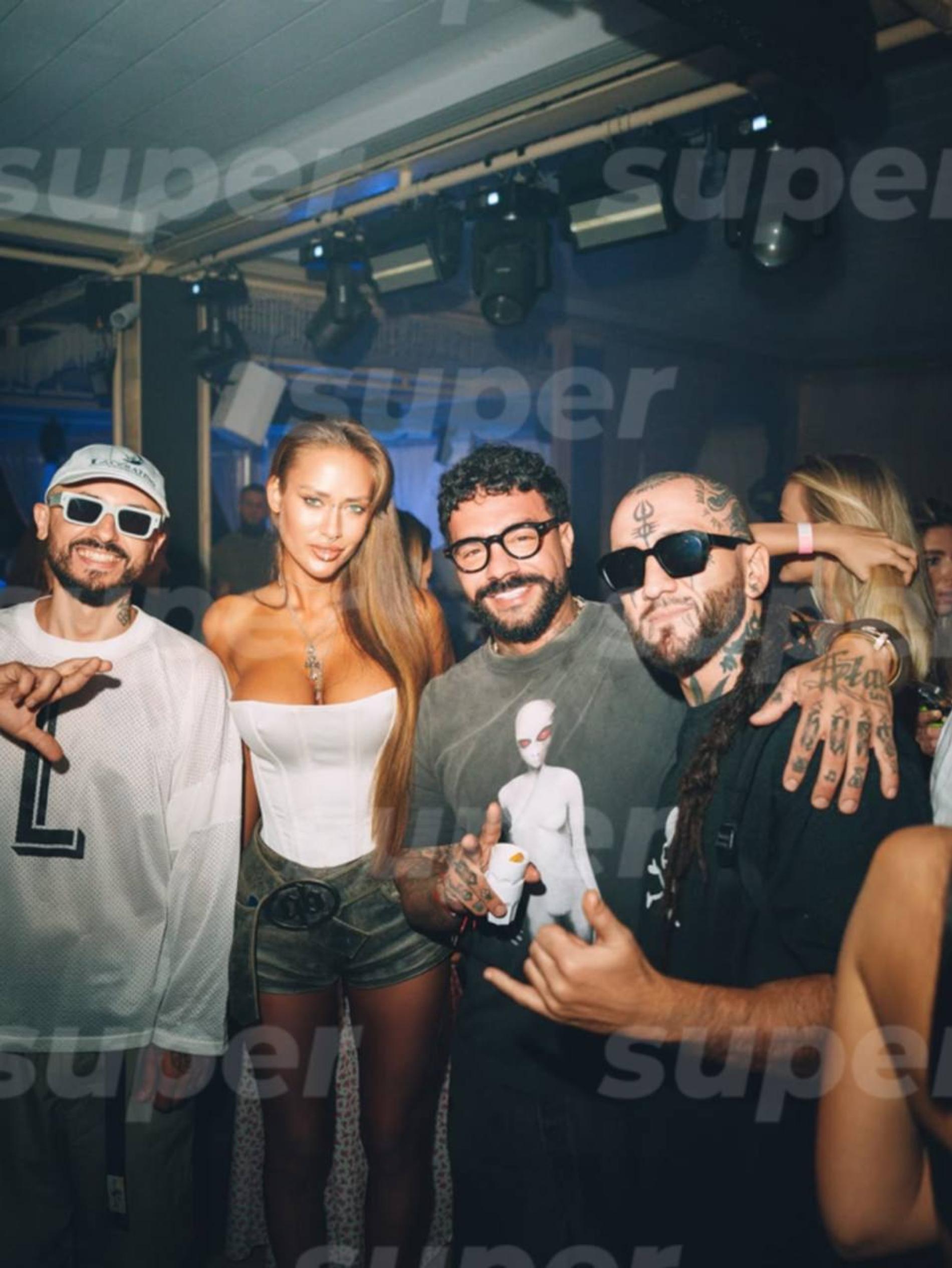 Тимати в компании Анстасии Аникиной и друзей. Фото: Инстаграм (запрещ