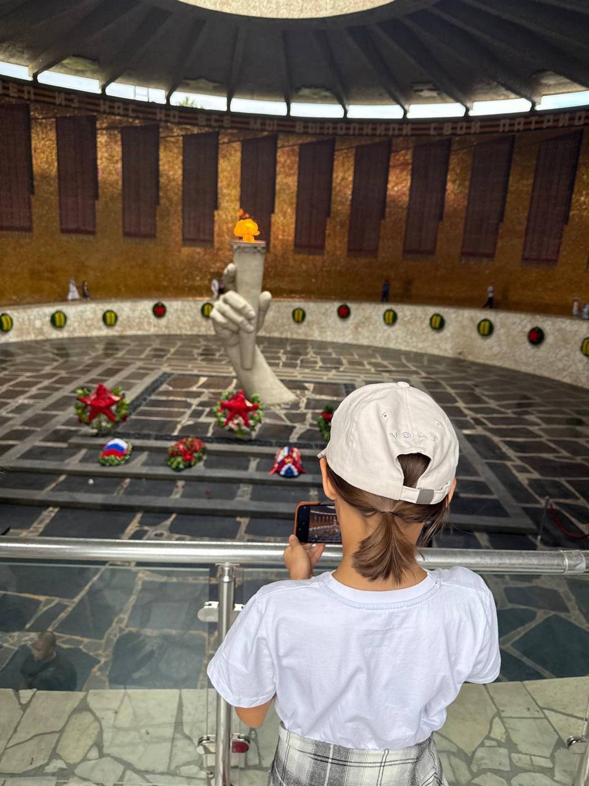 Ляйсан Утяшева привезла 10-летнюю дочь в Волгоград. Фото: Телеграм @utiashevaliasan