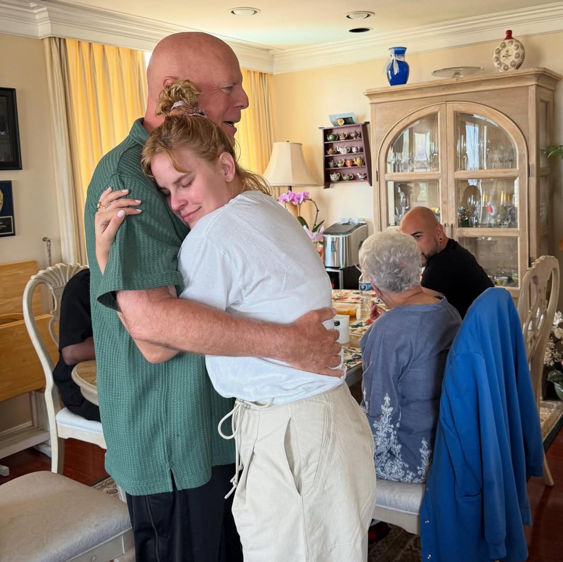 Брюс Уиллис с дочерью Таллулой. Фото: Инстаграм* @buuski