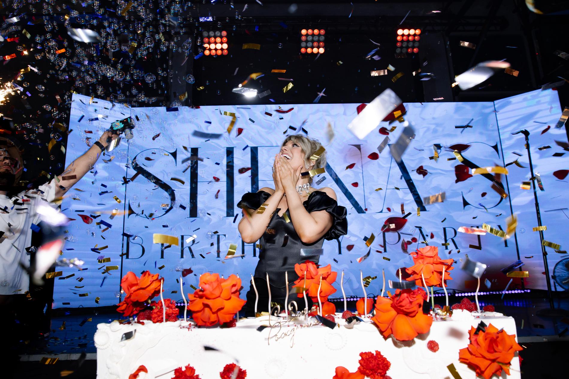 SHENA? и её праздничный торт. Фото: пресс-служба