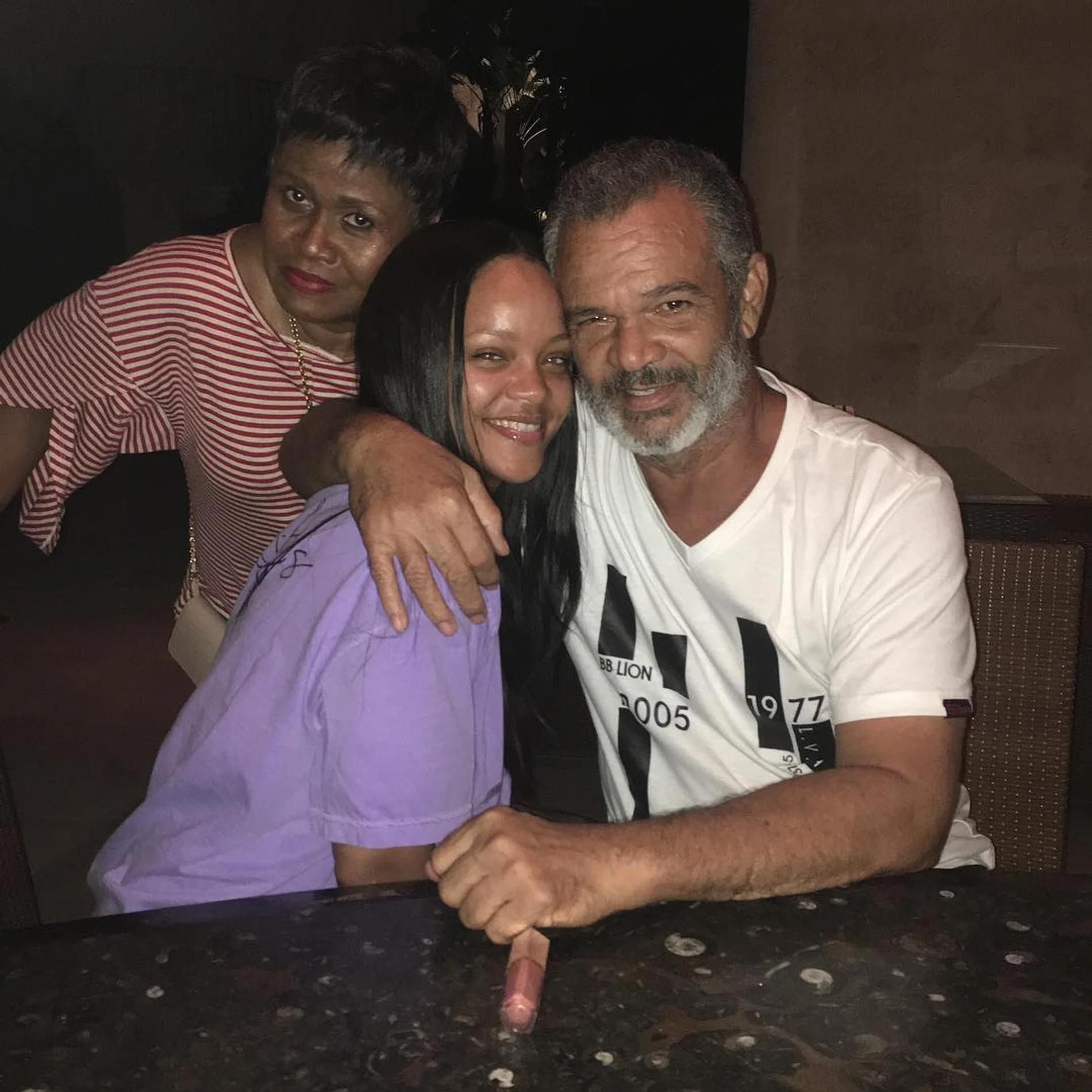 Рианна с родителями Моникой Брэйтвэйт и Рональдом Фенти. Фото: Инстаграм (запрещён в РФ) @ronald.fenty