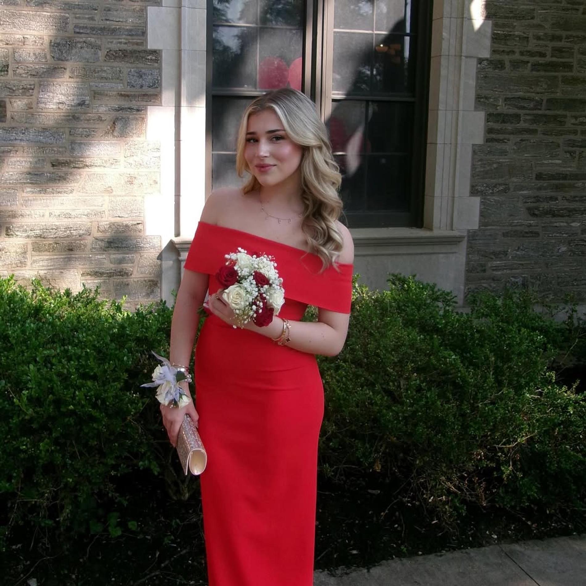 Микелла Абрамова на выпускном. Фото: Инстаграм (запрещён в РФ) @mikellaabramova