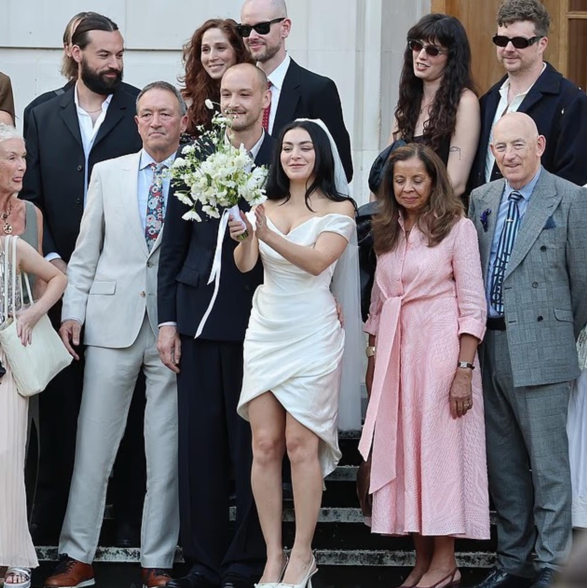 Шарлотта Эмма Эйчисон, Джордж Дэниел с гостями. Фото: Daily Mail 