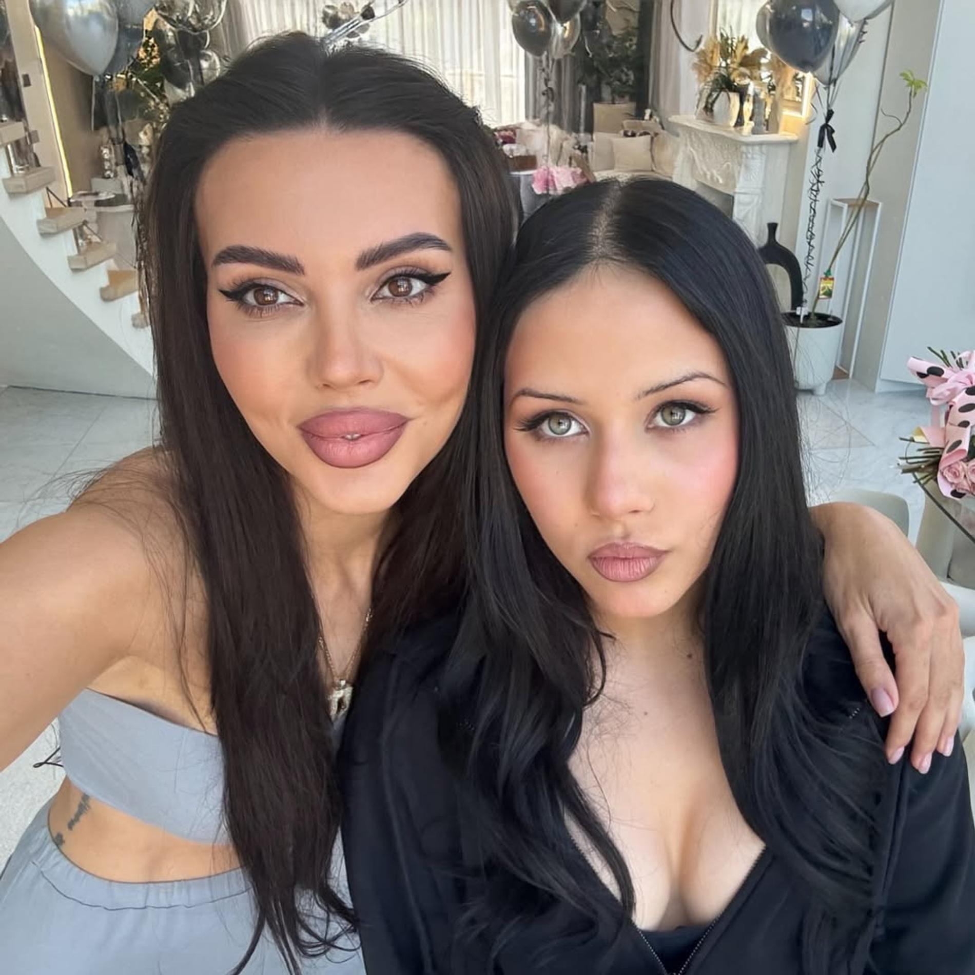 Оксана Самойлова с дочерью. Фото: ВКонтакте