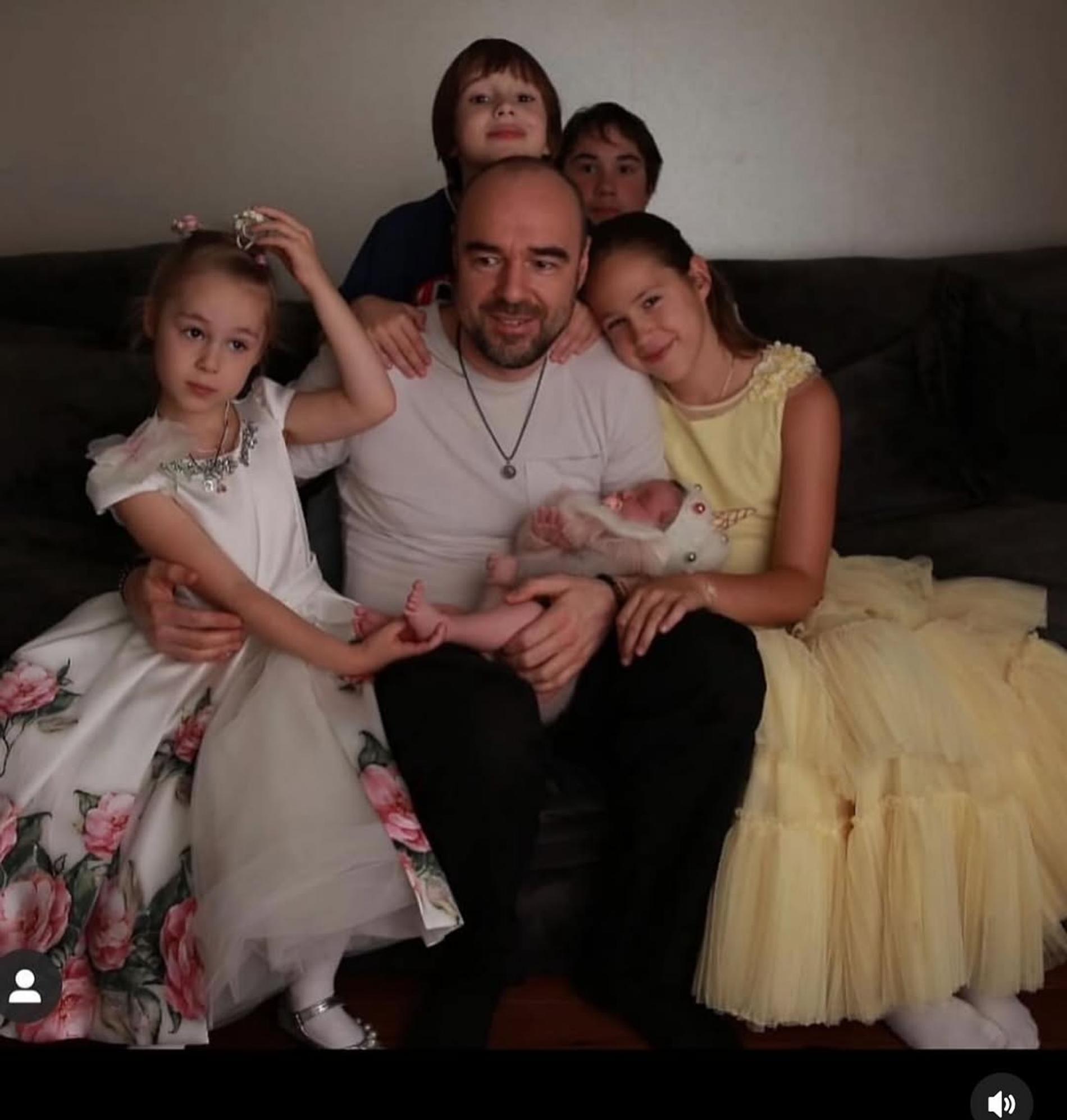 Роман Товстик с детьми. Фото: Инстаграм (запрещён в РФ)