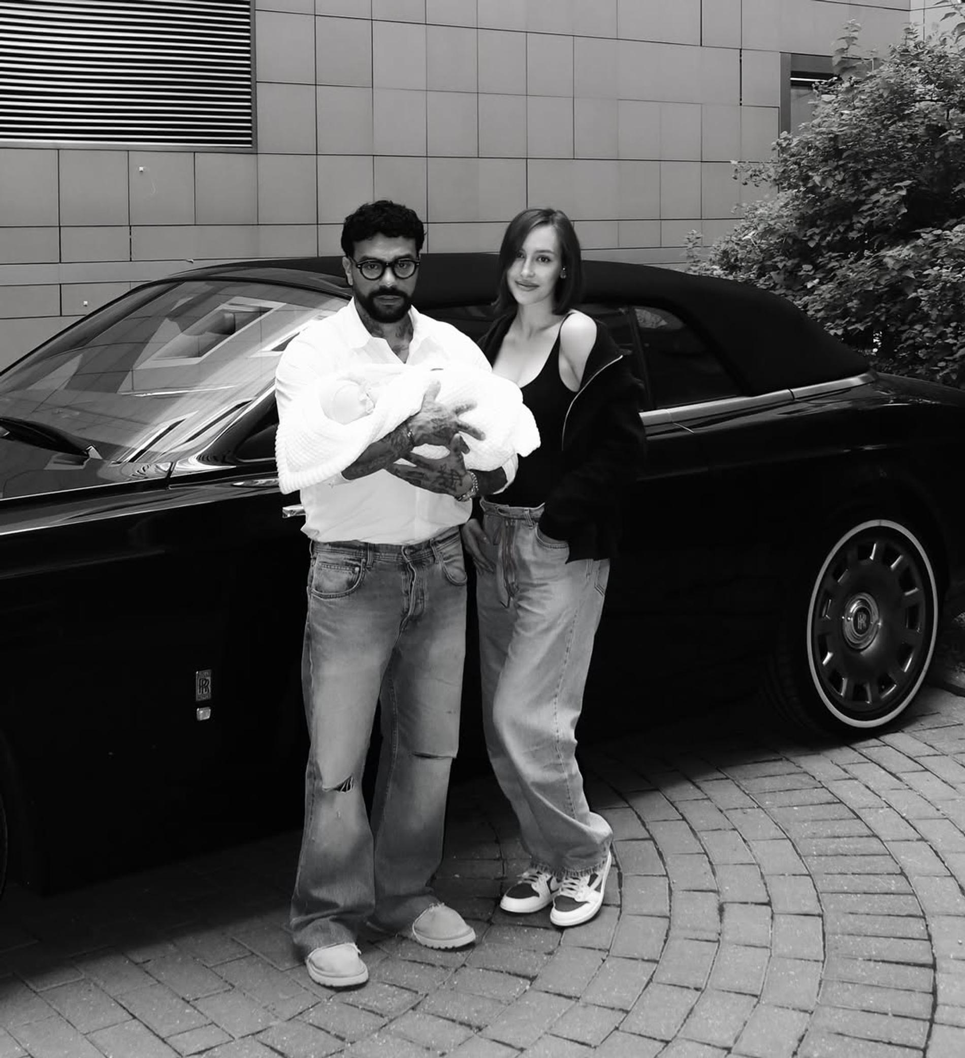 Валентина Иванова и Тимати с дочерью. Фото: Инстаграм @halfbloodval (запрещён в РФ)