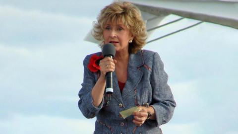 Өте үлкен сиськи бар траннилер