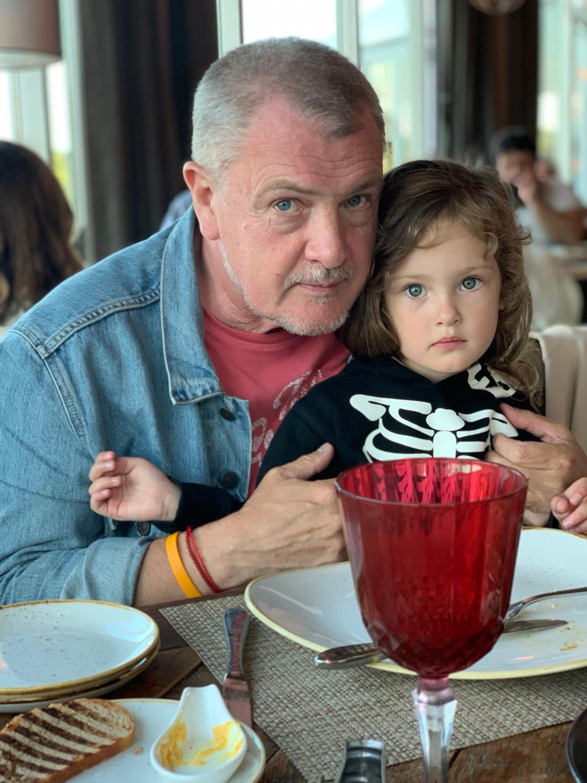 Юрий Мороз с дочерью Варварой. Фото: Телеграм @VikaIsakova1210