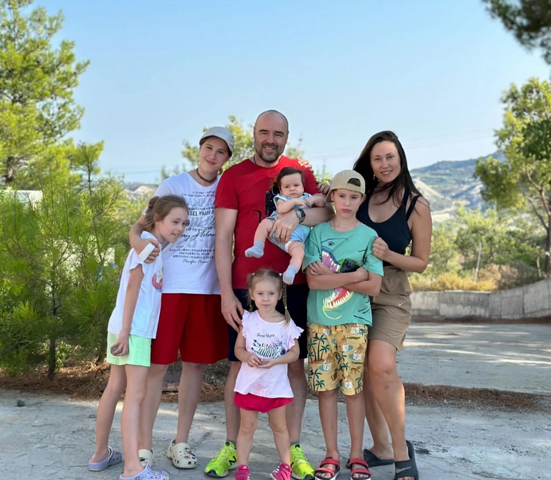 Роман и Елена Товстик с детьми. Фото: Инстаграм (запрещён в РФ) @elenatovstik