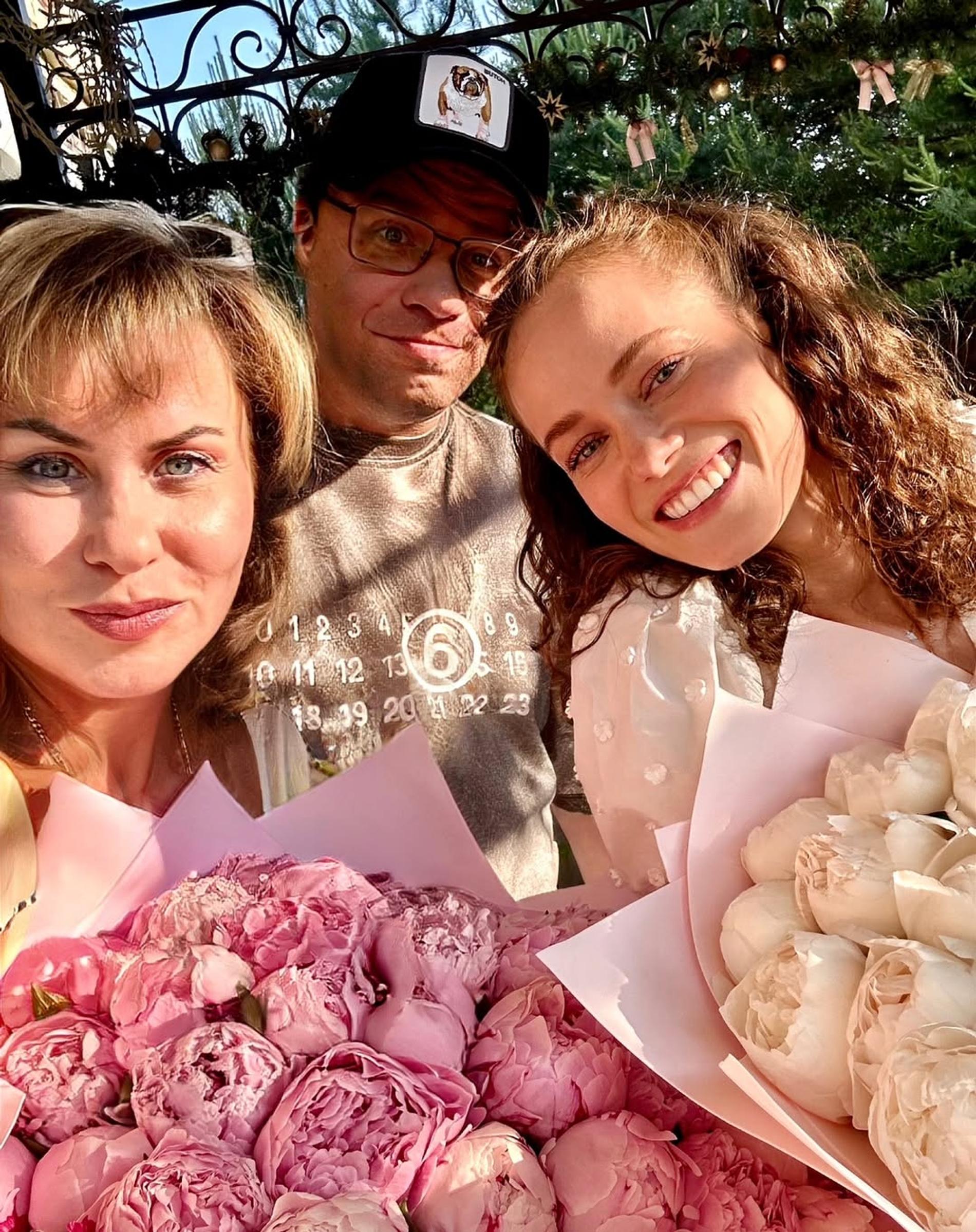 Гарик Харламов с женой и мамой. Фото: Инстаграм (запрещён в РФ) @khar_nat