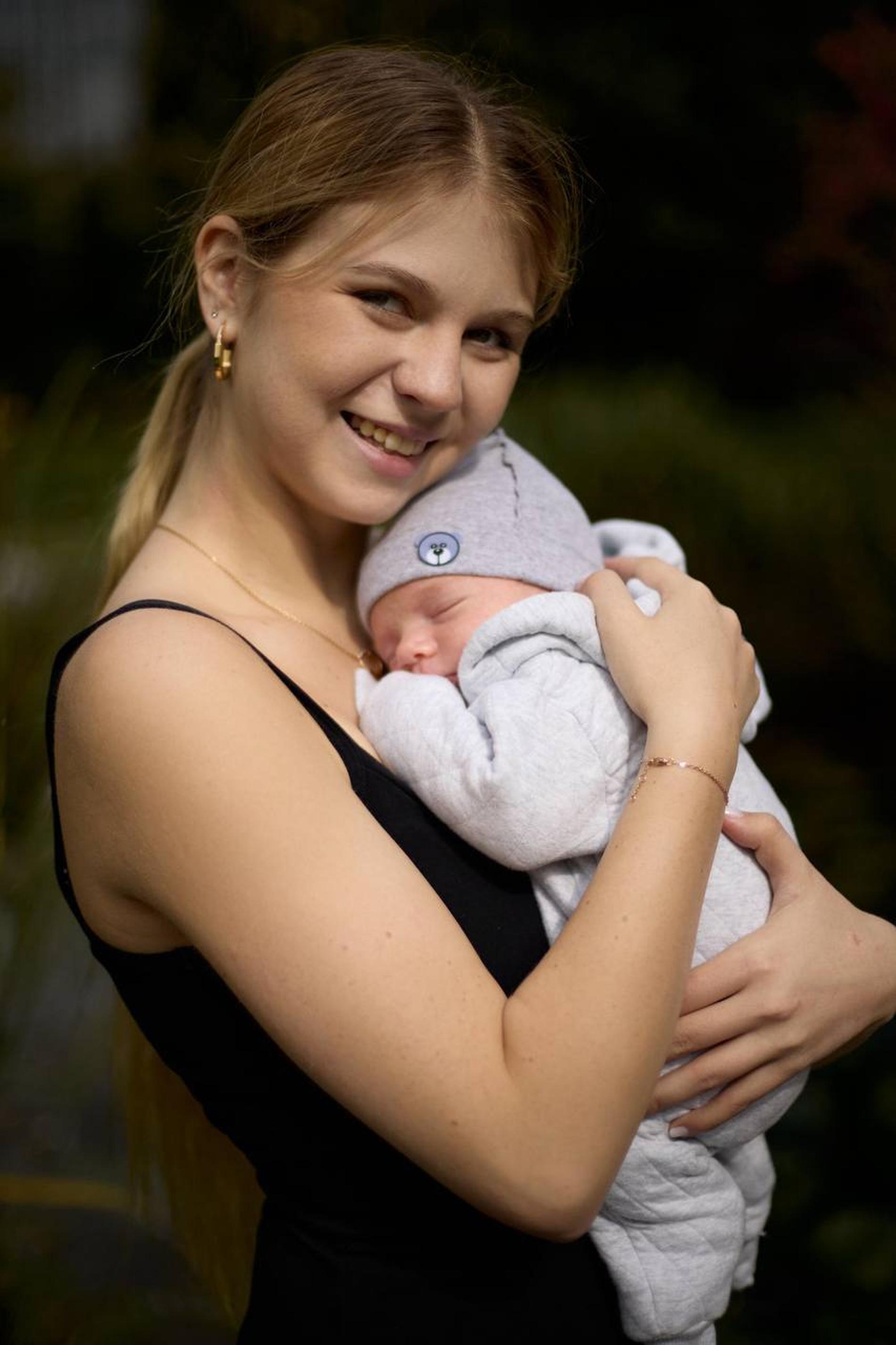 Александра Трусова с сыном. Фото: ТГ-канал avtrusovaofficial