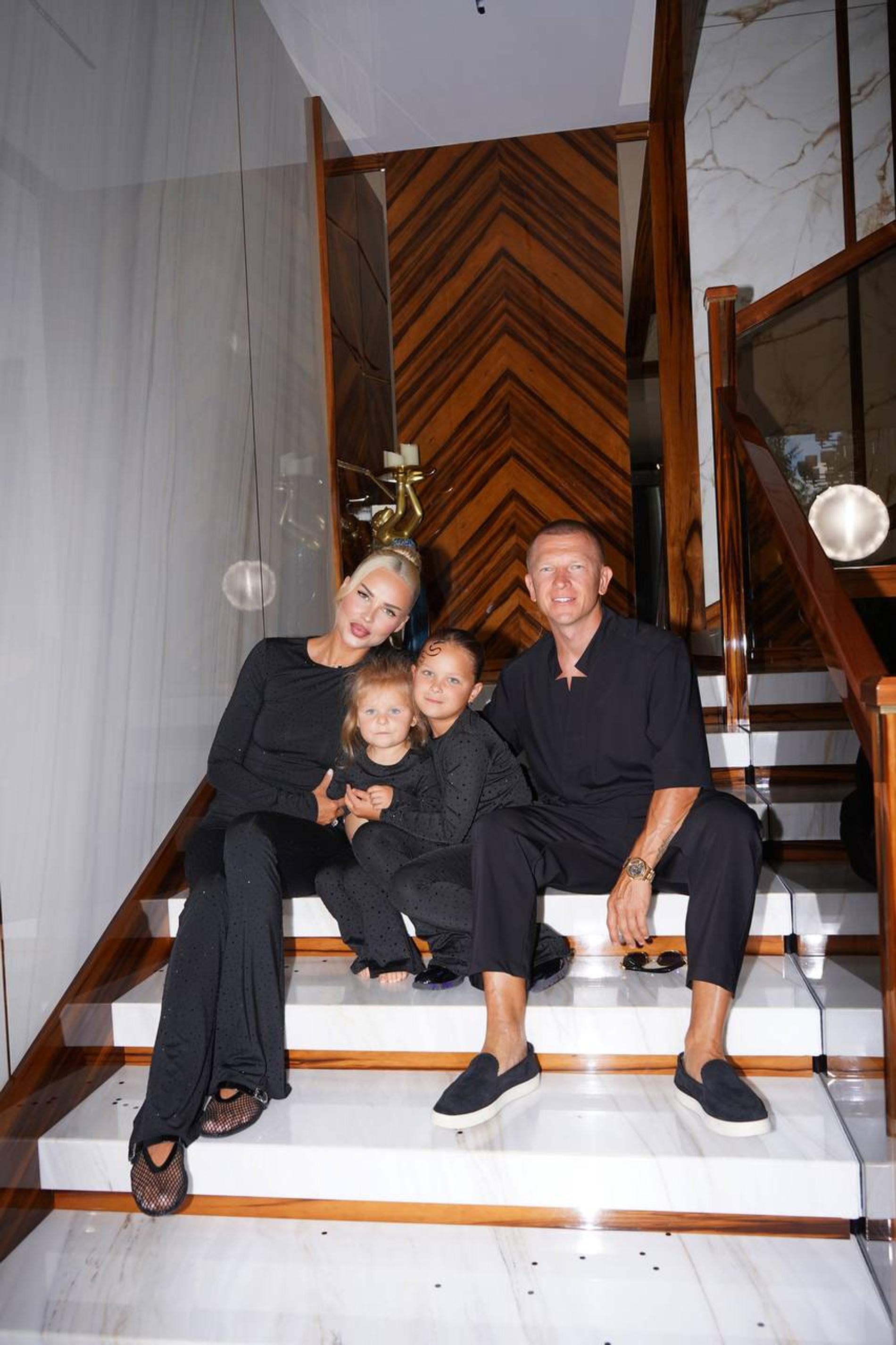 Ханна с мужем и дочерьми. Фото: ТГ-канал lifewithHanna