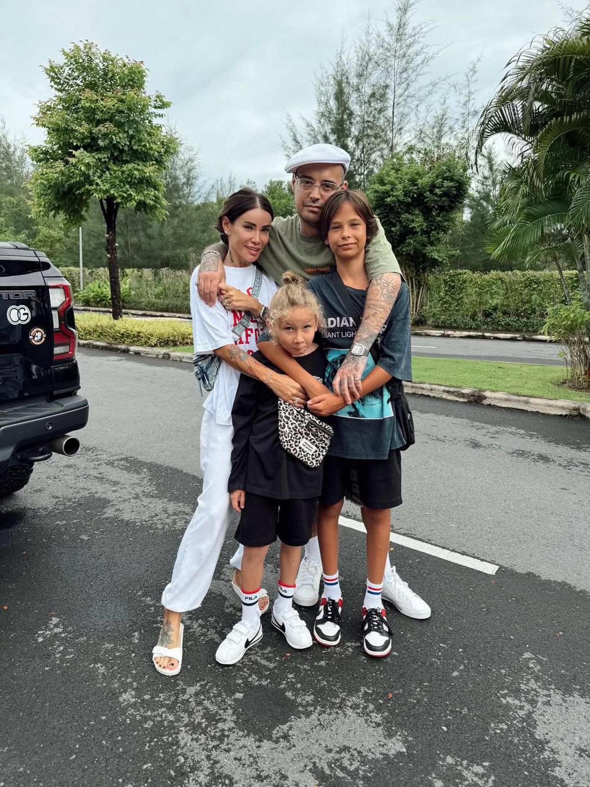 Айза-Лилуна Ай с Гуфом и детьми. Фото: Instagram (Запрещён в РФ) @aizalovesam