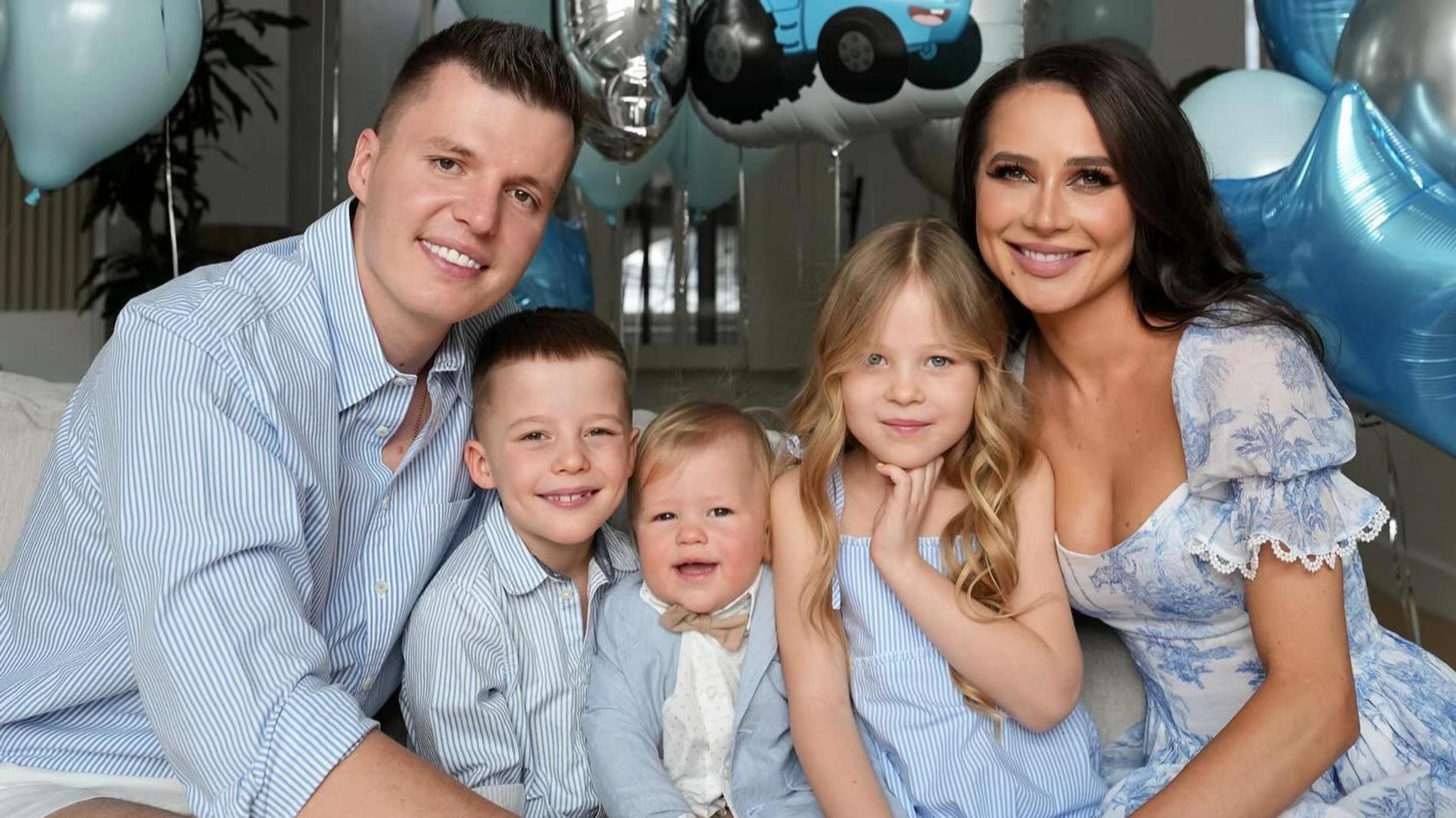 Артём и Валерия Чекалины с детьми. Фото: Инстаграм (запрещён в РФ) @ler_chek