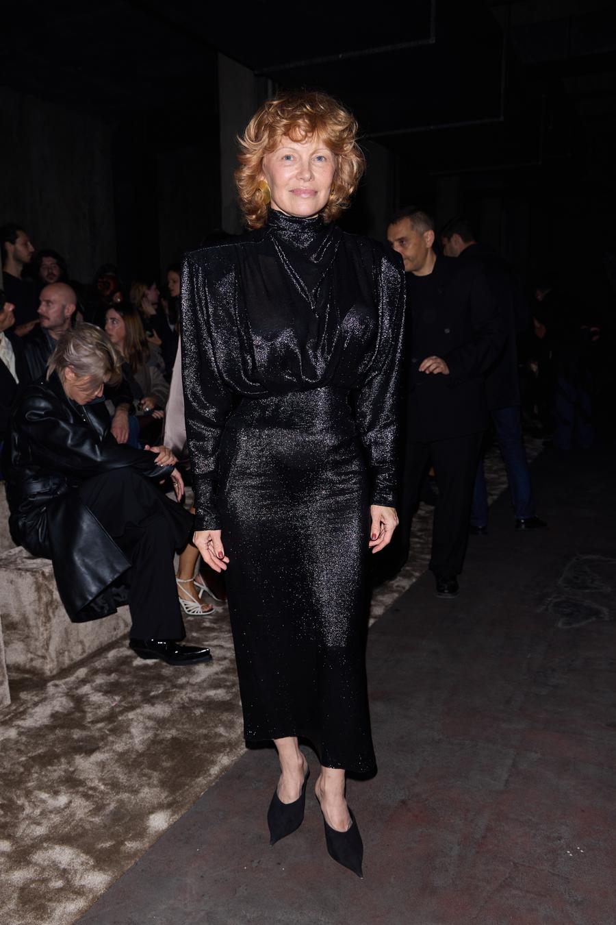 Bir qiz somonxonada sikilgan