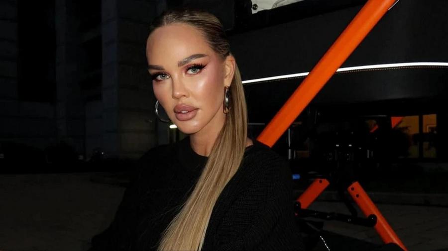 Жуынатын бөлмедегі қарт әйел