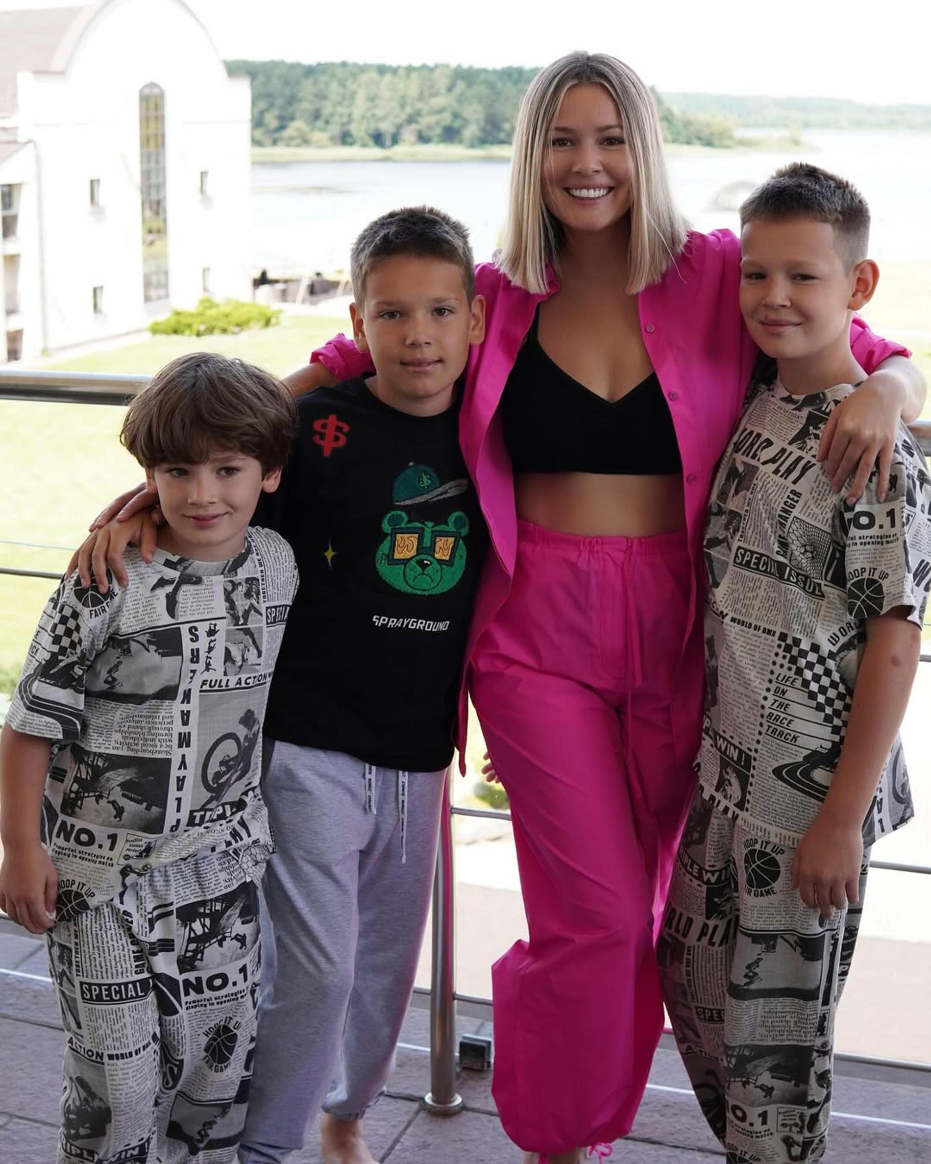 Мария Кожевникова с сыновьями. Фото: Инстаграм (запрещён в РФ)22 @mkozhevnikova