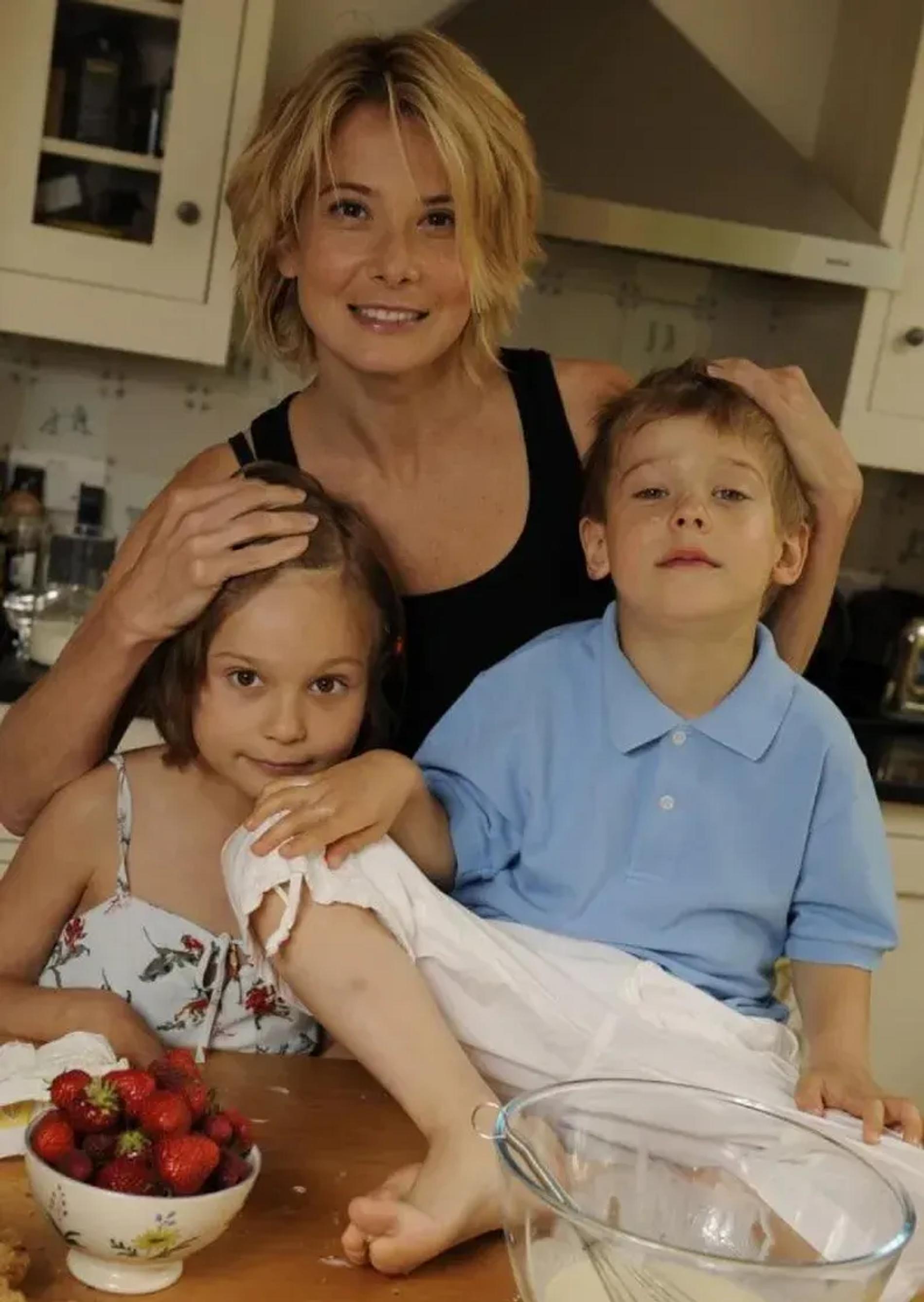 Юлия Высоцкая с детьми. Фото: ТГ-канал vysotskayaofficial